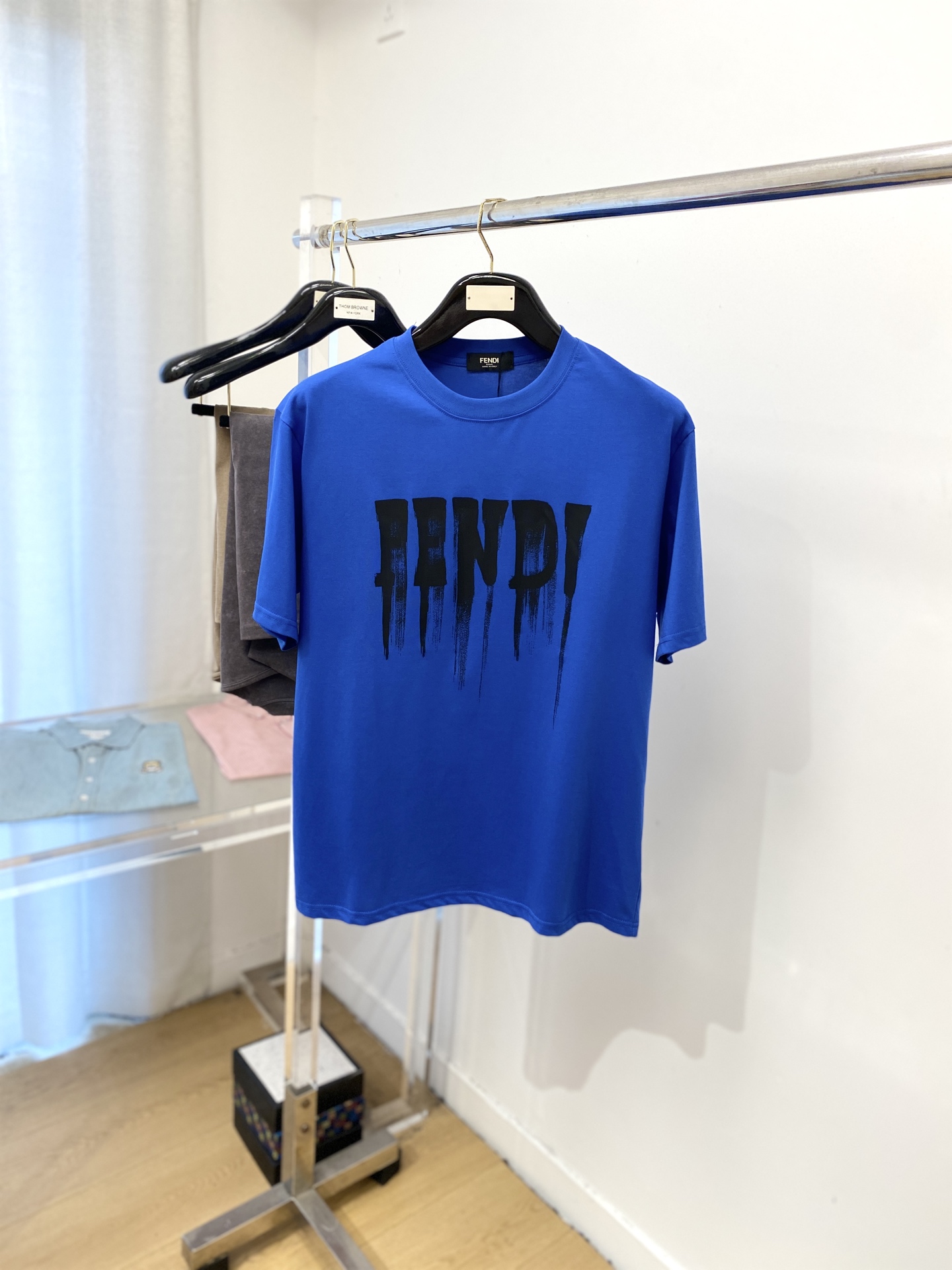 NO:455998,Fendi, 2025 new short-sleeved T-shirt, handsome and fashionable, top printed letter logo on the chest, simple and versatile style. Fabric cotton is not only crisp, maintains the trendy silhouette, but also comfortable to wear, and the yarn is more delicate, S-XXL,,fendi, T-shirt,tees, t-shirt,alexander wang19860909芬迪、2025新品短袖T恤,帅气时尚,胸前顶级印花字母logo,简约百搭款.面料棉 不仅挺括,保持潮流的廓形,又穿着舒适,纱织更细腻,码数S-XXL,,fendi,T-shirt,tees，t-shirt,alexander wang,Men's clothing