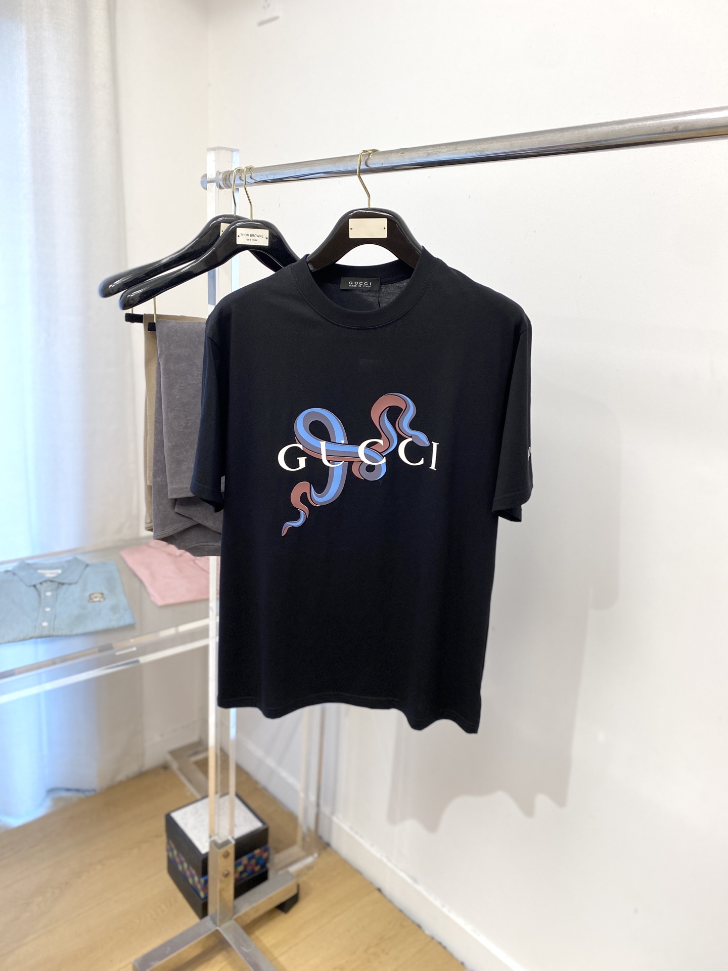 NO:455996,Guqi, 2025 new short-sleeved T-shirt, handsome and fashionable, top-grade glue-printed letter logo on the chest, simple and versatile style. Fabric cotton is not only crisp, maintains a fashionable silhouette, but also comfortable to wear, and the yarn is more delicate, S-XXL, T-shirt,tees, t-shirt,alexander wang19860909古奇、2025新品短袖T恤,帅气时尚,胸前顶级印胶图案字母logo,简约百搭款.面料棉 不仅挺括,保持潮流的廓形,又穿着舒适,纱织更细腻,码数S-XXL,,T-shirt,tees，t-shirt,alexander wang,Men's clothing