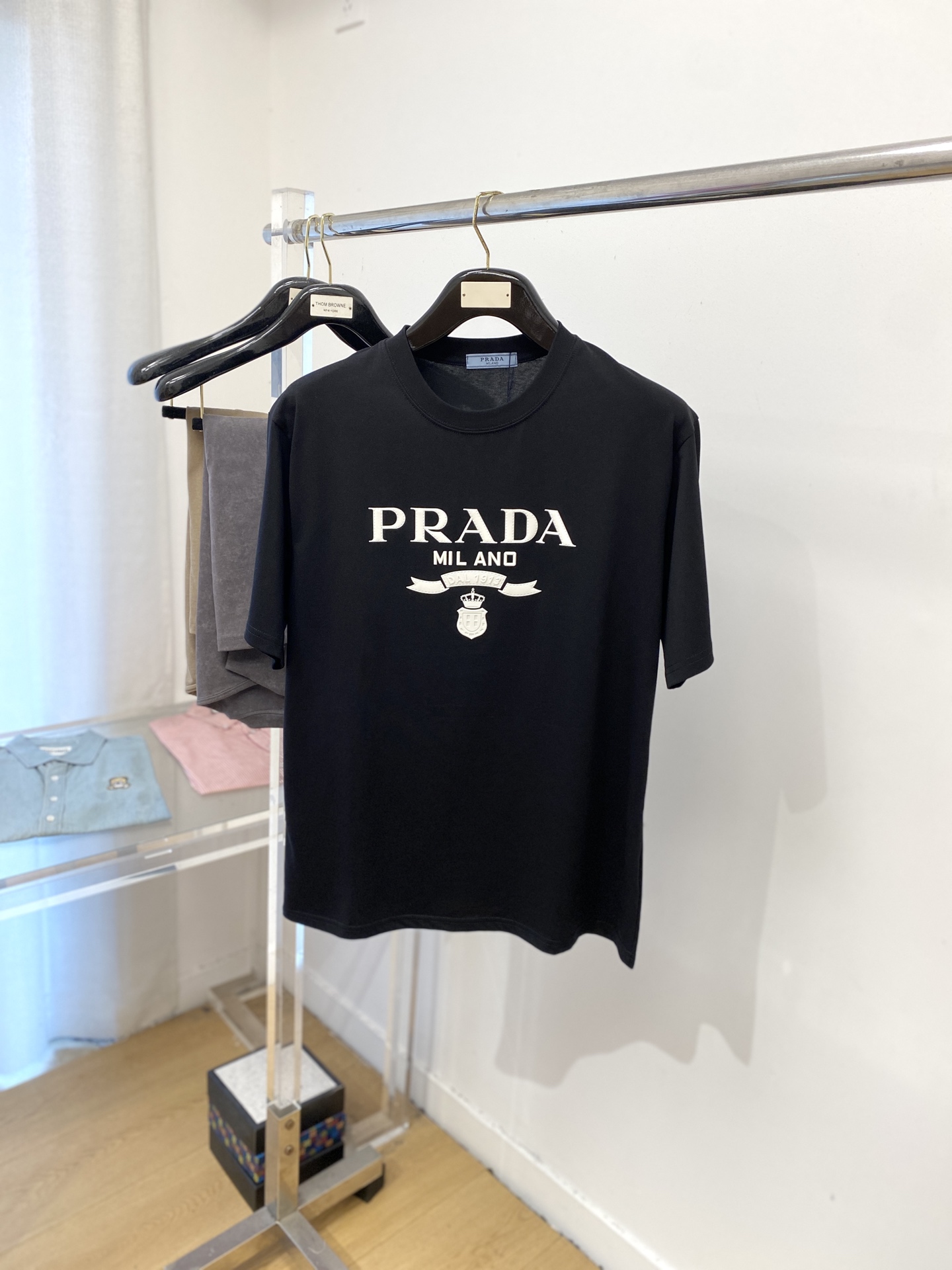 NO:455990,Prada, 2025 new short-sleeved T-shirt, handsome and fashionable, top-grade glue-printed letter logo on the chest, simple and versatile style. Fabric cotton is not only crisp, maintains a fashionable silhouette, but also comfortable to wear, and the yarn is more delicate, S-XXL, prada, T-shirt, tees, t-shirt, alexander wang19860909普拉达、2025新品短袖T恤,帅气时尚,胸前顶级印胶图案字母logo,简约百搭款.面料棉 不仅挺括,保持潮流的廓形,又穿着舒适,纱织更细腻,码数S-XXL,,prada,T-shirt,tees，t-shirt,alexander wang,Men's clothing