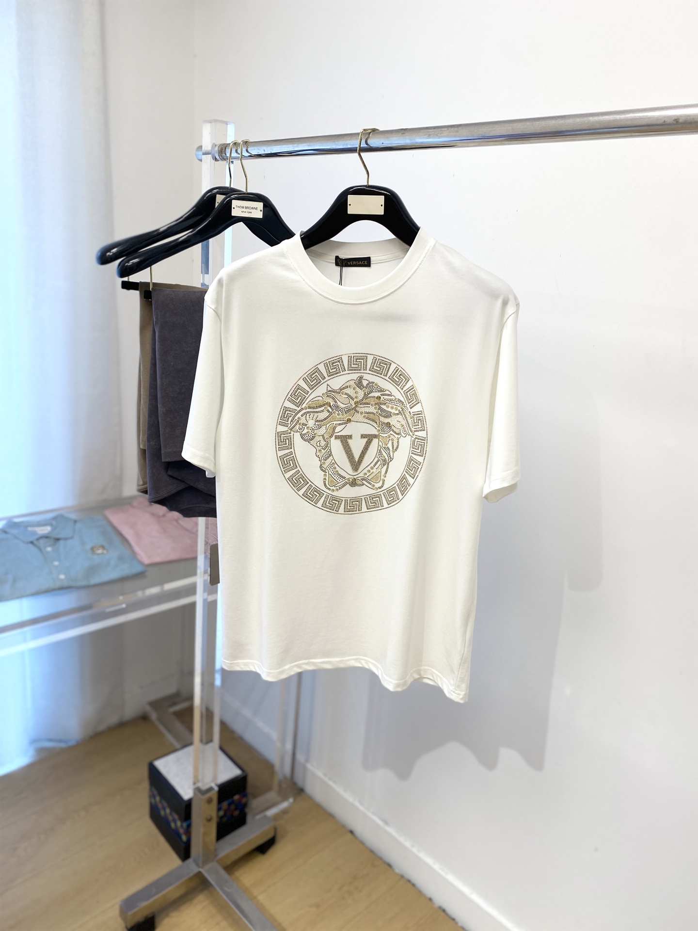 NO:457819,Versace, 2025 new short-sleeved T-shirt, handsome and fashionable, top-grade hot diamond pattern letter logo on the chest, simple and versatile style. Fabric cotton is not only crisp, maintains a fashionable silhouette, but also comfortable to wear, and the yarn is more delicate, S-XXL, versace, T-shirt, tees, t-shirt, alexander wang19860909范思哲、2025新品短袖T恤,帅气时尚,胸前顶级烫钻图案字母logo,简约百搭款.面料棉 不仅挺括,保持潮流的廓形,又穿着舒适,纱织更细腻,码数S-XXL,,versace,T-shirt,tees，t-shirt,alexander wang,Men's clothing