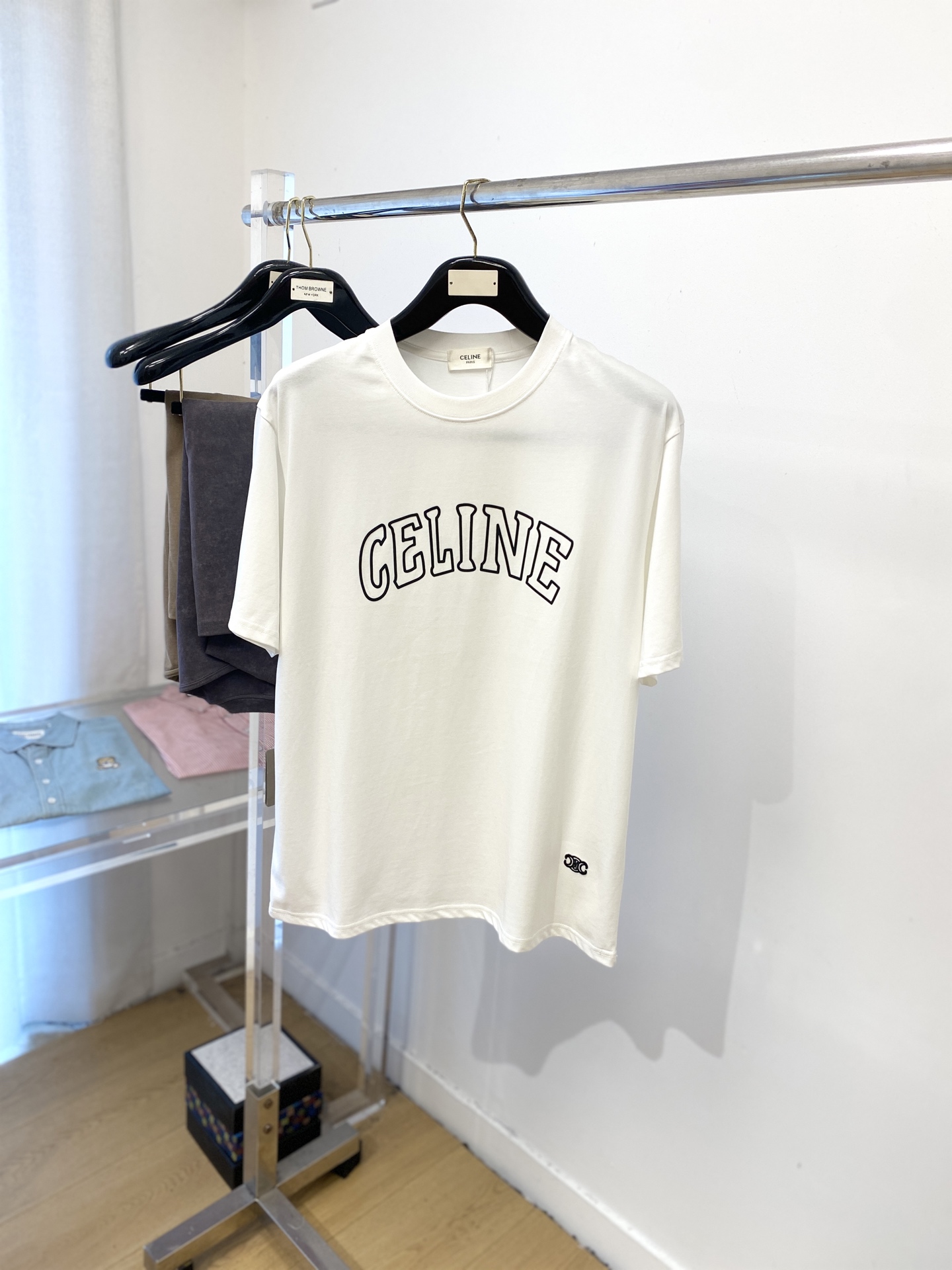 NO:457823,Celine, 2025 new short-sleeved T-shirt, handsome and fashionable, top-grade printed letter logo on the chest, simple and versatile style. Fabric cotton is not only crisp, maintains the trendy silhouette, but also comfortable to wear, and the yarn is more delicate, S-XXL, celine, celine, T-shirt, tees, t-shirt, alexander wang19860909Celine 赛琳、2025新品短袖T恤,帅气时尚,胸前顶级印胶字母logo,简约百搭款.面料棉 不仅挺括,保持潮流的廓形,又穿着舒适,纱织更细腻,码数S-XXL,,celine,celine,T-shirt,tees，t-shirt,alexander wang,Men's clothing