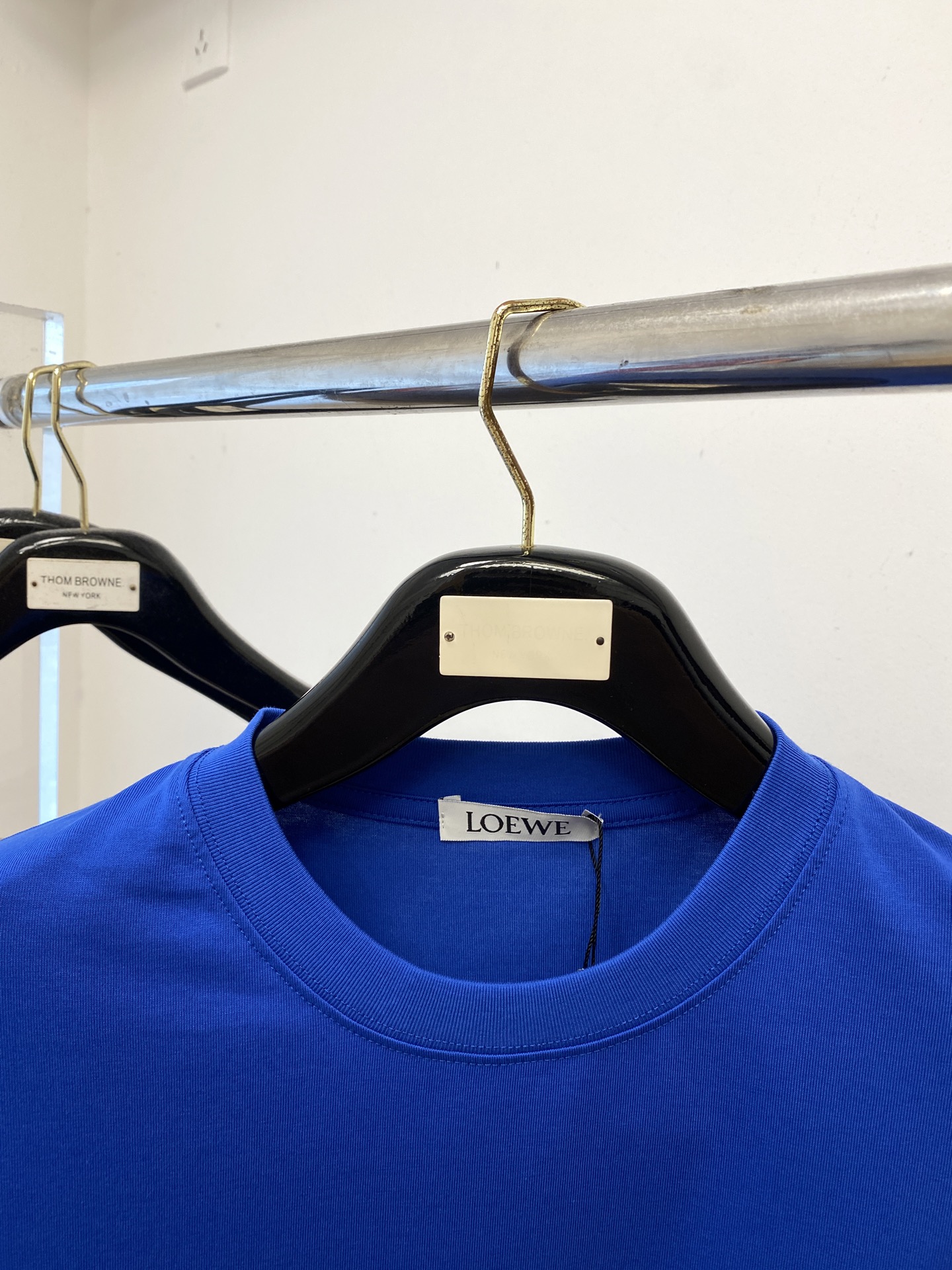 NO:457827,Luo Yiwei, 2025 new short-sleeved T-shirt, handsome and fashionable, exquisite embroidered webbing pattern logo on the chest, simple and versatile style. The fabric cotton is not only crisp, maintains the trendy silhouette, but also comfortable to wear, and the yarn is more delicate, S-XXL, loewe, T-shirt, tees, t-shirt, alexander wang19860909罗意威、2025新品短袖T恤,帅气时尚,胸前精致刺绣织带图案logo,简约百搭款.面料棉 不仅挺括,保持潮流的廓形,又穿着舒适,纱织更细腻,码数S-XXL,,loewe,T-shirt,tees，t-shirt,alexander wang,Men's clothing