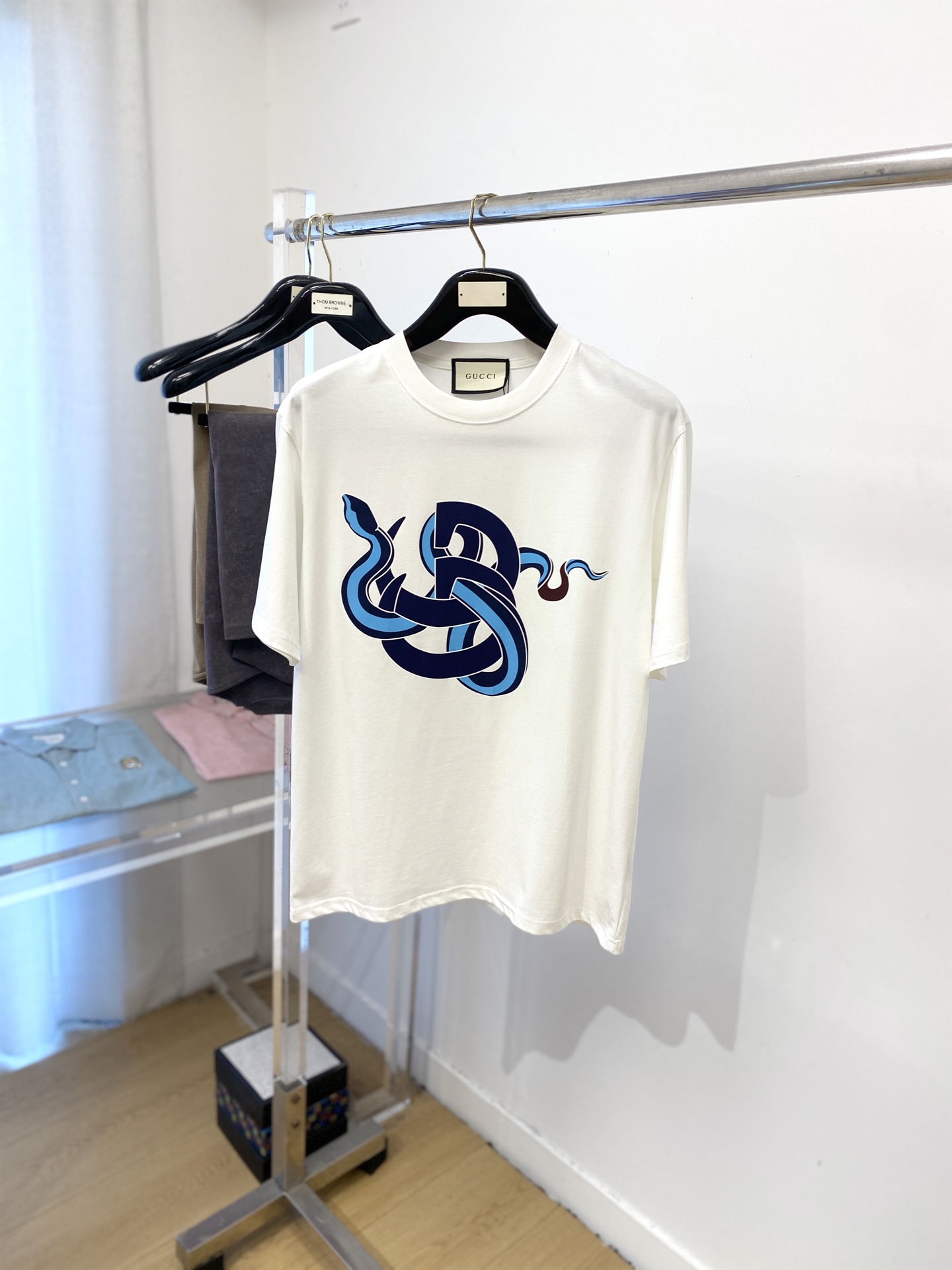 NO:457831,Guqi, 2025 new short-sleeved T-shirt, handsome and fashionable, top-grade printed pattern logo on the chest, simple and versatile style. Fabric cotton is not only crisp, maintains a fashionable silhouette, but also comfortable to wear, and the yarn is more delicate, S-XXL, T-shirt,tees, t-shirt,alexander wang19860909古奇、2025新品短袖T恤,帅气时尚,胸前顶级印花图案logo,简约百搭款.面料棉 不仅挺括,保持潮流的廓形,又穿着舒适,纱织更细腻,码数S-XXL,,T-shirt,tees，t-shirt,alexander wang,Men's clothing