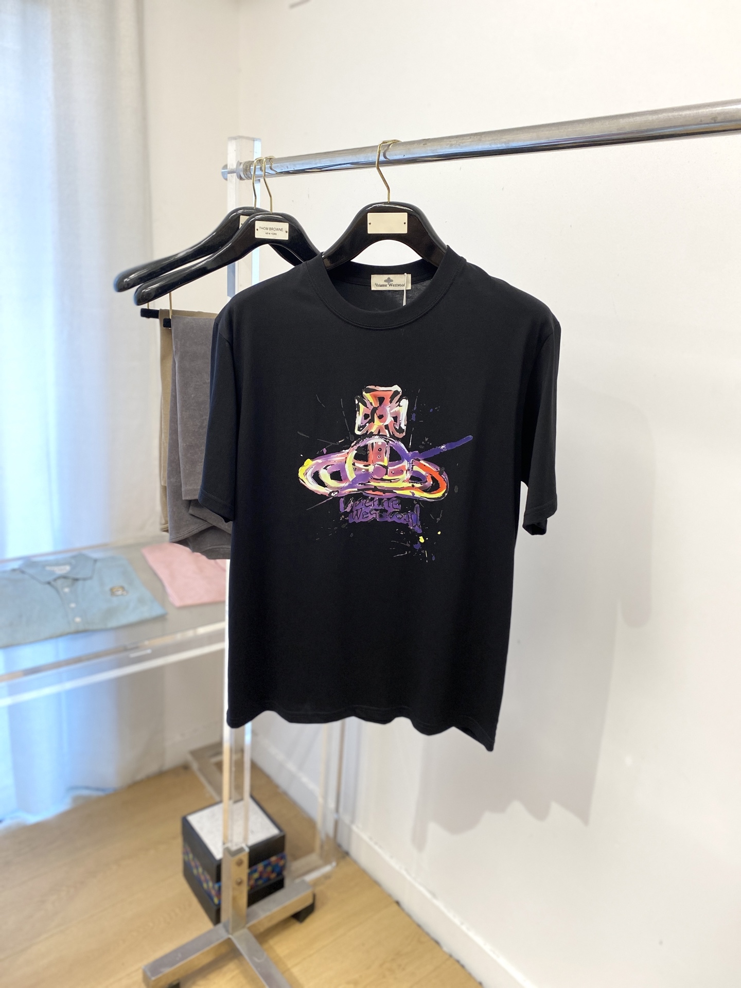 NO:457835,Vivian, 2025 new short-sleeved T-shirt, handsome and fashionable, top-grade printed letter pattern logo on the chest, simple and versatile style. The fabric cotton is not only crisp, maintains the trendy silhouette, but also comfortable to wear, and the yarn is more delicate, S-XXL, T-shirt,tees, t-shirt,alexander wang19860909薇薇安、2025新品短袖T恤,帅气时尚,胸前顶级印花字母图案logo,简约百搭款.面料棉 不仅挺括,保持潮流的廓形,又穿着舒适,纱织更细腻,码数S-XXL,,T-shirt,tees，t-shirt,alexander wang,Men's clothing