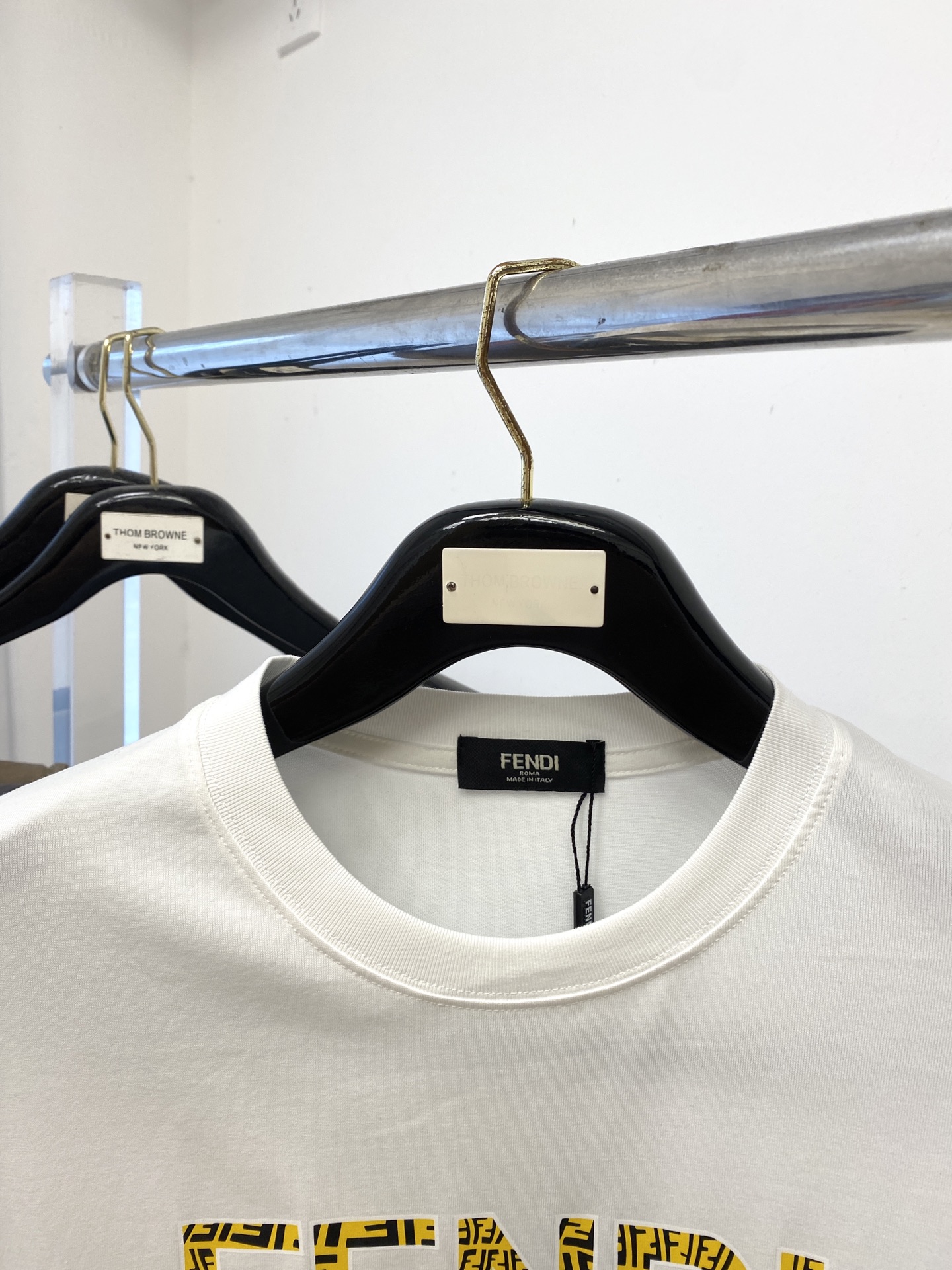 NO:457839,Fendi, 2025 new short-sleeved T-shirt, handsome and fashionable, top-grade printed letter pattern logo on the chest, simple and versatile style. The fabric cotton is not only crisp, maintains the trendy silhouette, but also comfortable to wear, and the yarn is more delicate, S-XXL, fendi, T-shirt, tees, t-shirt, alexander wang19860909芬迪、2025新品短袖T恤,帅气时尚,胸前顶级印胶字母图案logo,简约百搭款.面料棉 不仅挺括,保持潮流的廓形,又穿着舒适,纱织更细腻,码数S-XXL,,fendi,T-shirt,tees，t-shirt,alexander wang,Men's clothing