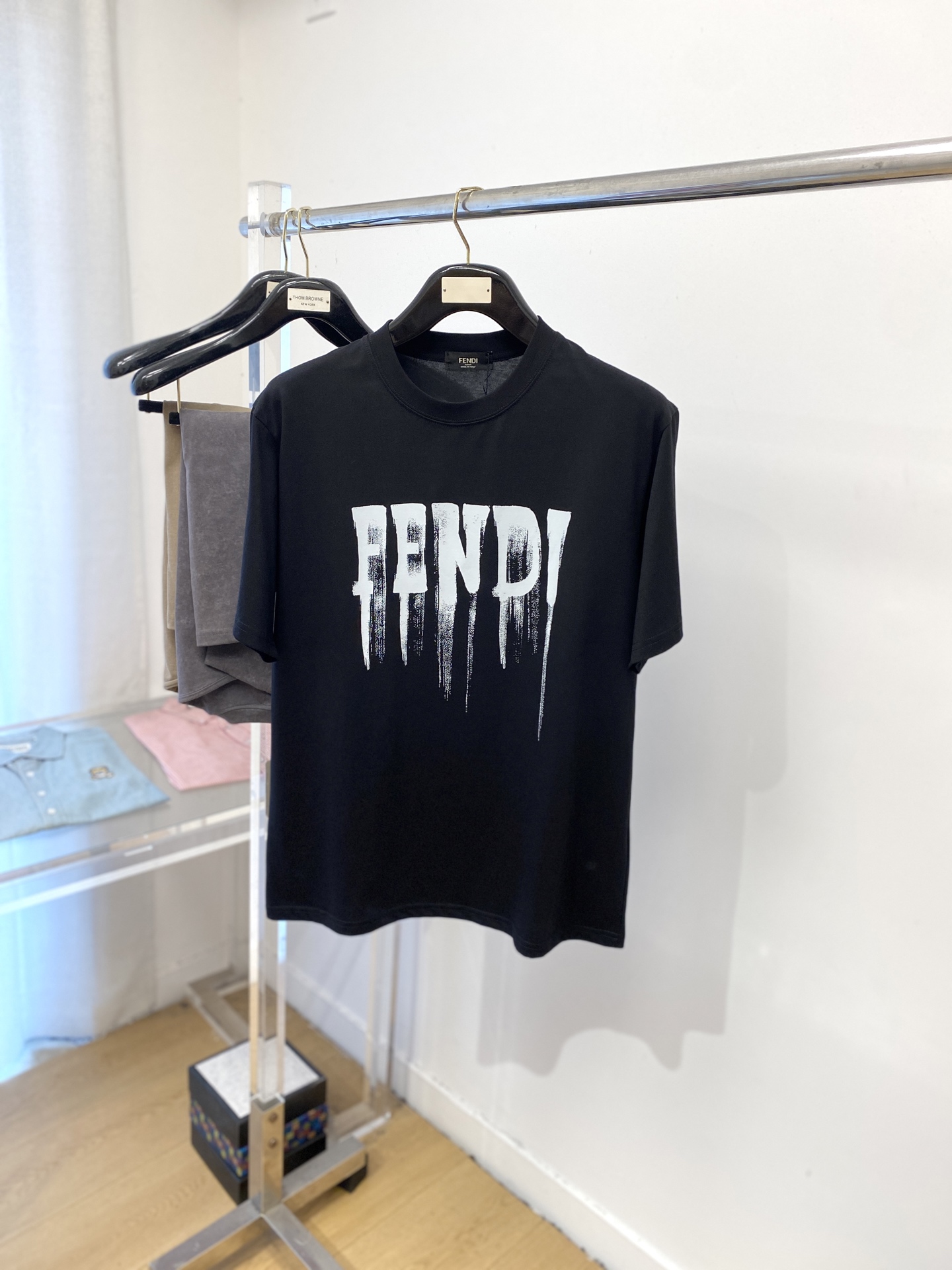 NO:457842,Fendi, 2025 new short-sleeved T-shirt, handsome and fashionable, top printed letter logo on the chest, simple and versatile style. Fabric cotton is not only crisp, maintains the trendy silhouette, but also comfortable to wear, and the yarn is more delicate, S-XXL,,fendi, T-shirt,tees, t-shirt,alexander wang19860909芬迪、2025新品短袖T恤,帅气时尚,胸前顶级印花字母logo,简约百搭款.面料棉 不仅挺括,保持潮流的廓形,又穿着舒适,纱织更细腻,码数S-XXL,,fendi,T-shirt,tees，t-shirt,alexander wang,Men's clothing