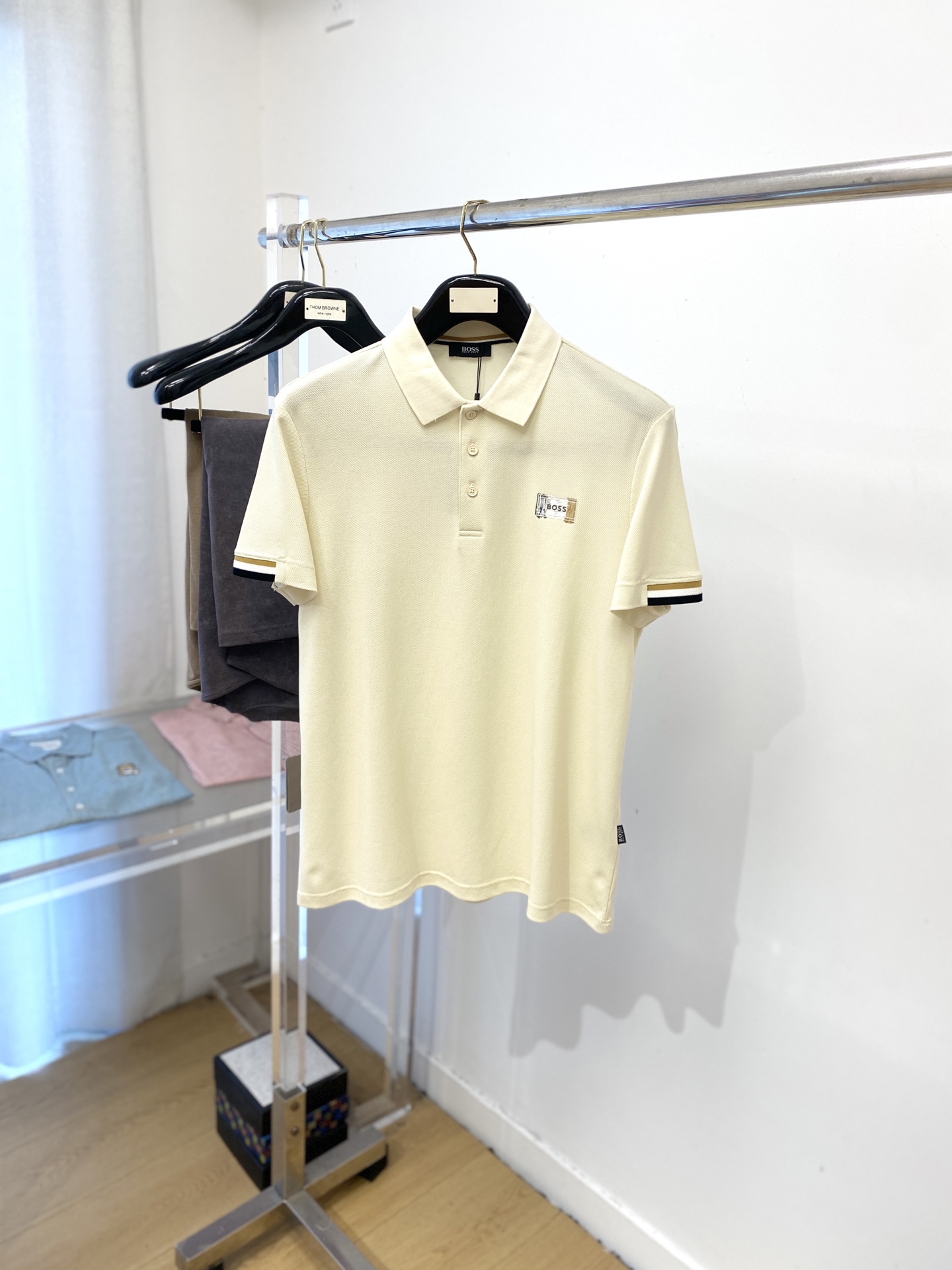 NO:457849,BOSS, 2025 new short-sleeved T-shirt, handsome and fashionable, top-grade printed letter logo on the chest, simple and versatile style. Fabric cotton is not only crisp, maintains the trendy silhouette, but also comfortable to wear, and the yarn is more delicate, the number M-3XL, T-shirt,tees, t-shirt,alexander wang19860909BOSS、2025新品短袖T恤,帅气时尚,胸前顶级印胶字母logo,简约百搭款.面料棉 不仅挺括,保持潮流的廓形,又穿着舒适,纱织更细腻,码数M-3XL,,T-shirt,tees，t-shirt,alexander wang,Men's clothing