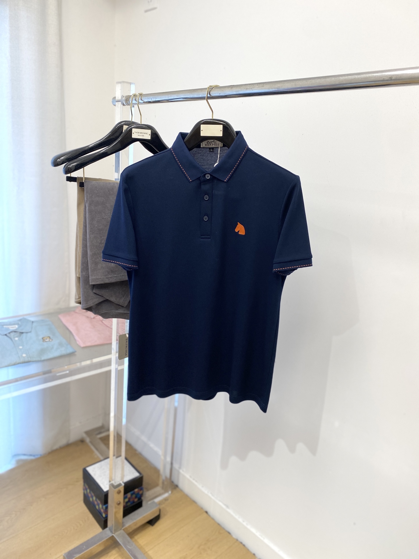 NO:457855,Hermes, 2025 new short-sleeved T-shirt, handsome and fashionable, top-grade printed glue decorative pattern logo on the chest, simple and versatile style. Fabric cotton is not only crisp, maintains the trendy silhouette, but also comfortable to wear, and the yarn is more delicate, the number M-3XL, hermes, T-shirt,tees, t-shirt,alexander wang19860909爱马仕、2025新品短袖T恤,帅气时尚,胸前顶级印胶装饰图案logo,简约百搭款.面料棉 不仅挺括,保持潮流的廓形,又穿着舒适,纱织更细腻,码数M-3XL,,hermes,T-shirt,tees，t-shirt,alexander wang,Men's clothing