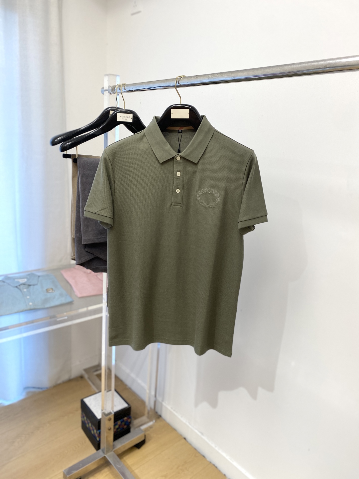 NO:457861,Burberry, 2025 new short-sleeved T-shirt, handsome and fashionable, exquisite embroidered letter pattern logo on the chest, simple and versatile style. Fabric cotton is not only crisp, maintains a fashionable silhouette, but also comfortable to wear, and the yarn is more delicate, the number M-3XL, burberry, T-shirt, tees, t-shirt, alexander wang19860909巴宝莉、2025新品短袖T恤,帅气时尚,胸前精致刺绣字母图案logo,简约百搭款.面料棉 不仅挺括,保持潮流的廓形,又穿着舒适,纱织更细腻,码数M-3XL,,burberry,T-shirt,tees，t-shirt,alexander wang,Men's clothing