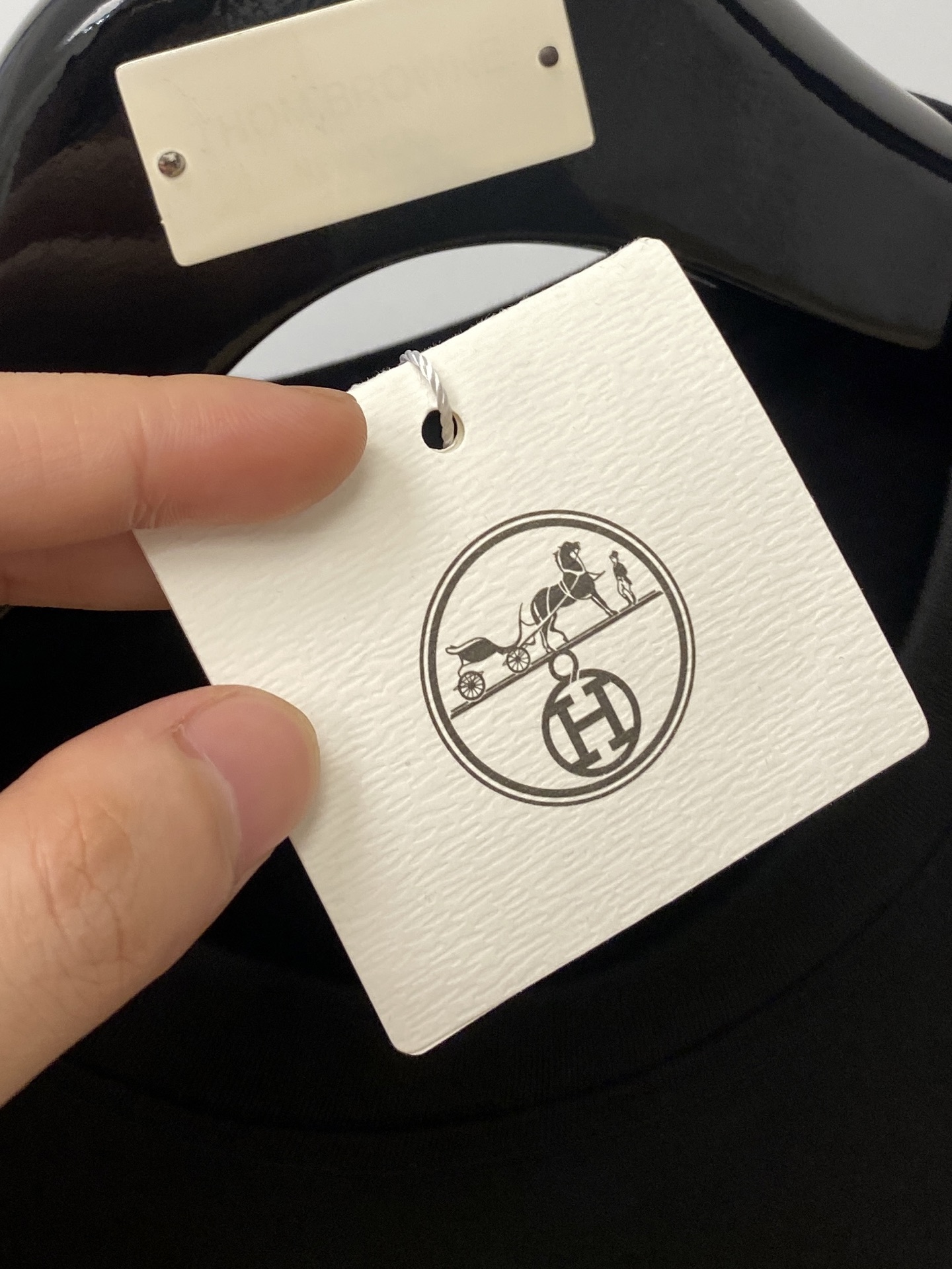 爱马仕、2025新品短袖T恤，帅气时尚，胸前顶级印花烫钻图案logo，简约百搭款。面料棉 不仅挺括，保持