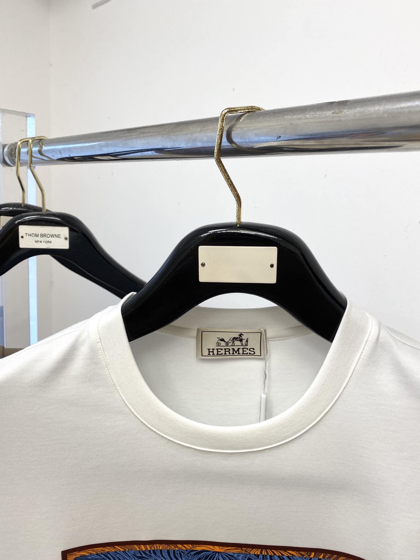 爱马仕、2025新品短袖T恤，帅气时尚，胸前顶级印花烫钻图案logo，简约百搭款。面料棉 不仅挺括，保持