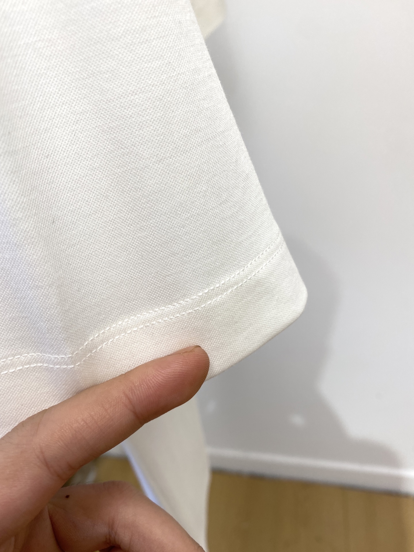 爱马仕、2025新品短袖T恤，帅气时尚，胸前顶级印花烫钻图案logo，简约百搭款。面料棉 不仅挺括，保持