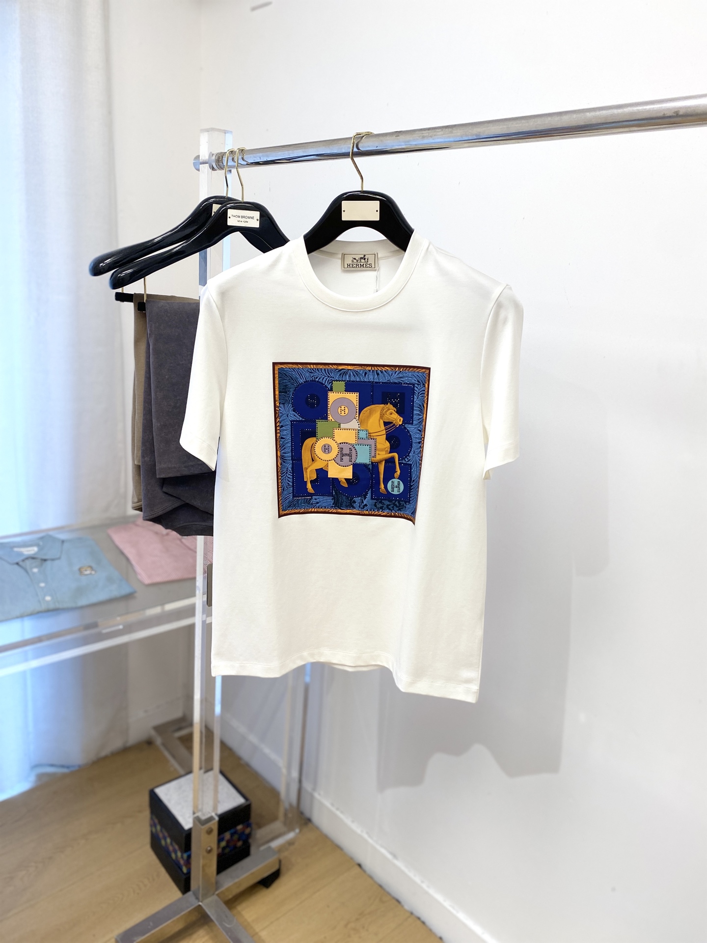 NO:457879,Hermes, 2025 new short-sleeved T-shirt, handsome and fashionable, top-grade printed diamond pattern logo on the chest, simple and versatile style. Fabric cotton is not only crisp, maintains the trendy silhouette, but also comfortable to wear, and the yarn is more delicate, the number M-3XL, hermes, T-shirt,tees, t-shirt,alexander wang19860909爱马仕、2025新品短袖T恤,帅气时尚,胸前顶级印花烫钻图案logo,简约百搭款.面料棉 不仅挺括,保持潮流的廓形,又穿着舒适,纱织更细腻,码数M-3XL,,hermes,T-shirt,tees，t-shirt,alexander wang,Men's clothing