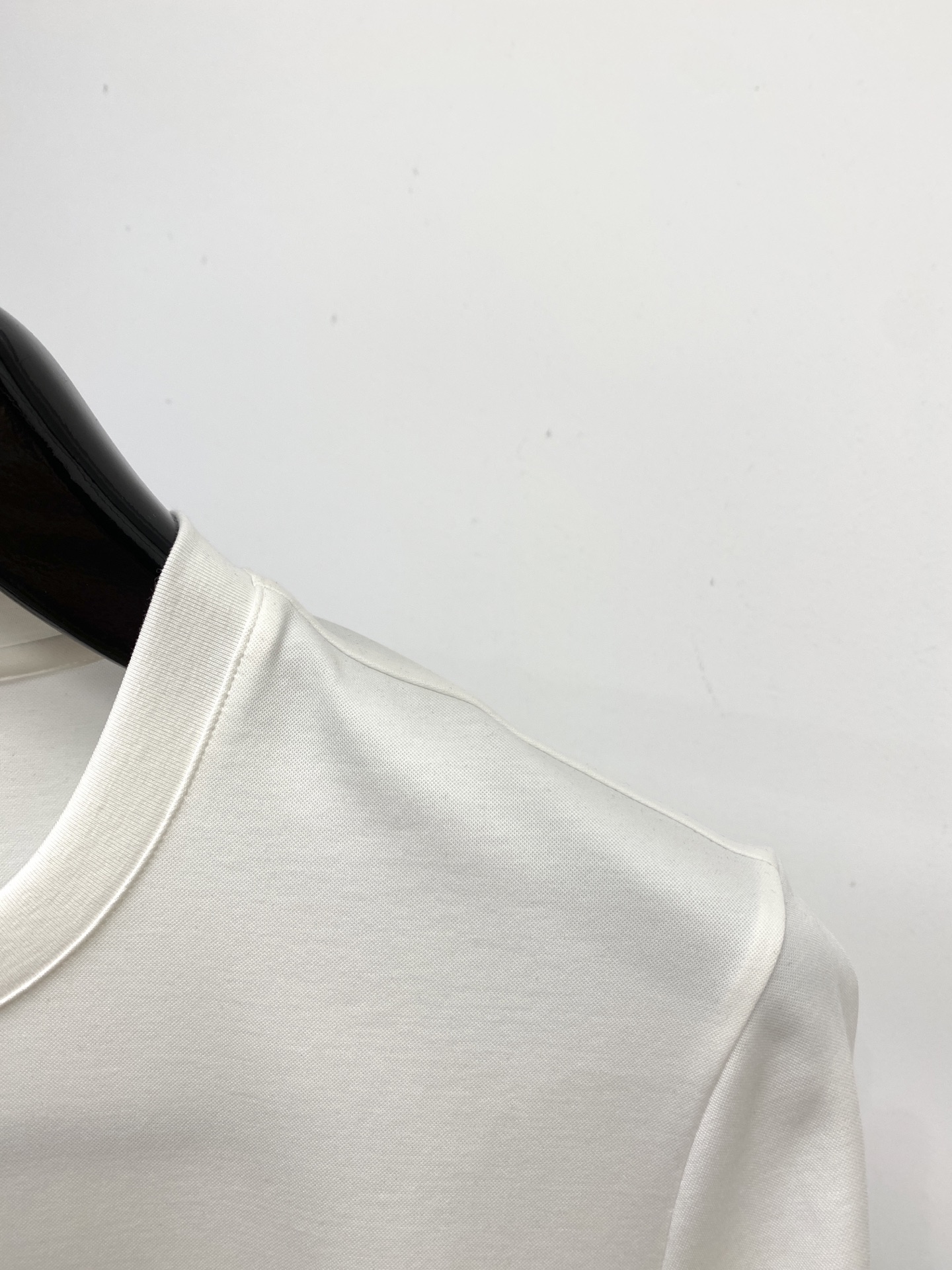 爱马仕、2025新品短袖T恤，帅气时尚，胸前顶级印花烫钻图案logo，简约百搭款。面料棉 不仅挺括，保持