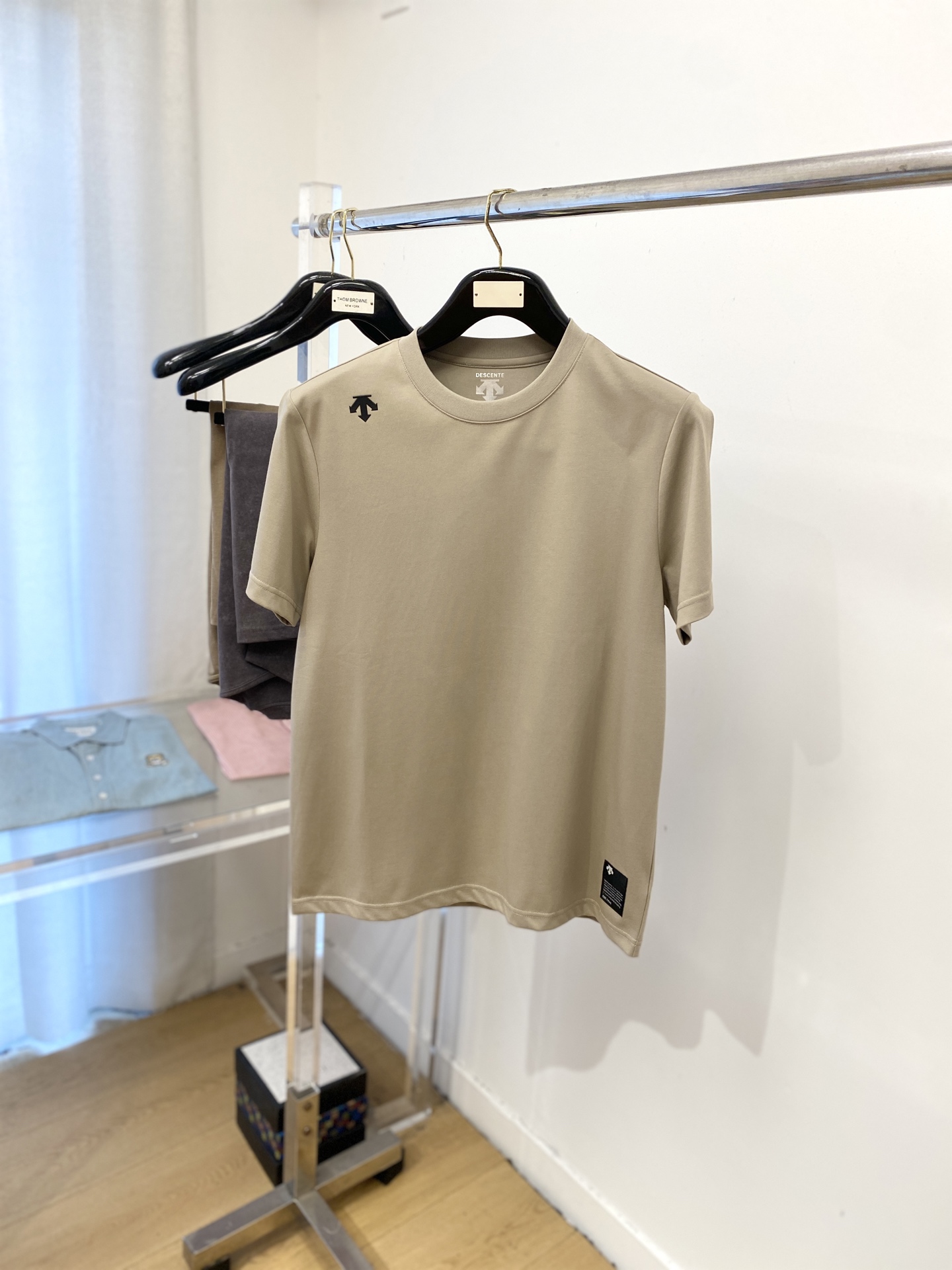 NO:457885,DESCENTE, the latest short-sleeved T-shirt in 2025, handsome and fashionable, top-grade glue-printed pattern logo on the shoulder, simple and versatile style. Fabric cotton is not only crisp, maintains a fashionable silhouette, but also comfortable to wear, and the yarn is more delicate, the number M-3XL, T-shirt,tees, t-shirt,alexander wang19860909DESCENTE迪桑特、2025最新款短袖T恤,帅气时尚,肩部顶级印胶图案logo,简约百搭款.面料棉 不仅挺括,保持潮流的廓形,又穿着舒适,纱织更细腻,码数M-3XL,,T-shirt,tees，t-shirt,alexander wang,Men's clothing