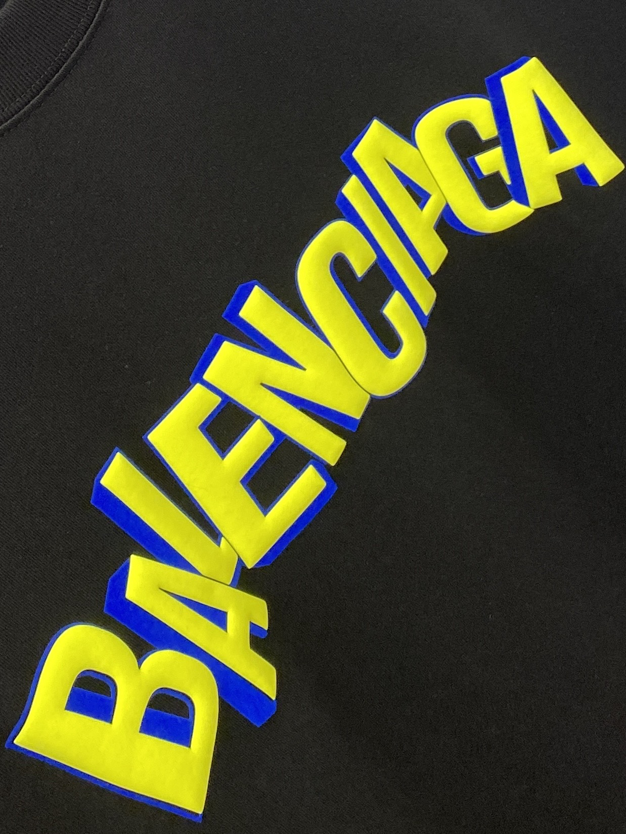 巴黎世家、2025新品短袖T恤，帅气时尚，胸前设计直喷工艺字母logo，简约百搭款。面料棉 不仅挺括，保