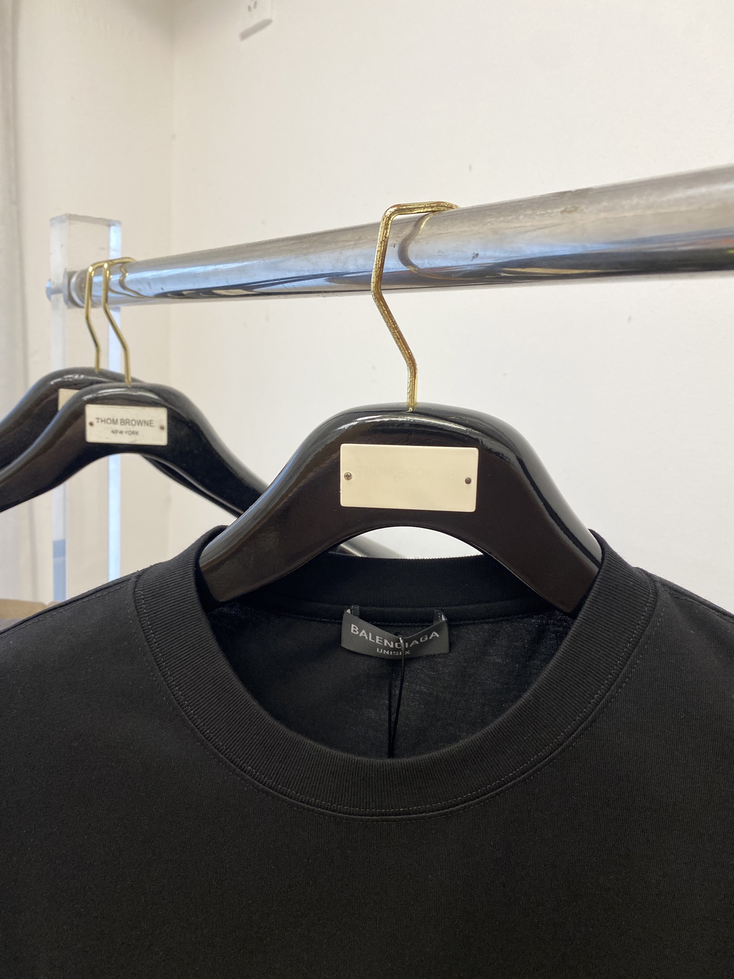 巴黎世家、2025新品短袖T恤，帅气时尚，胸前设计直喷工艺字母logo，简约百搭款。面料棉 不仅挺括，保