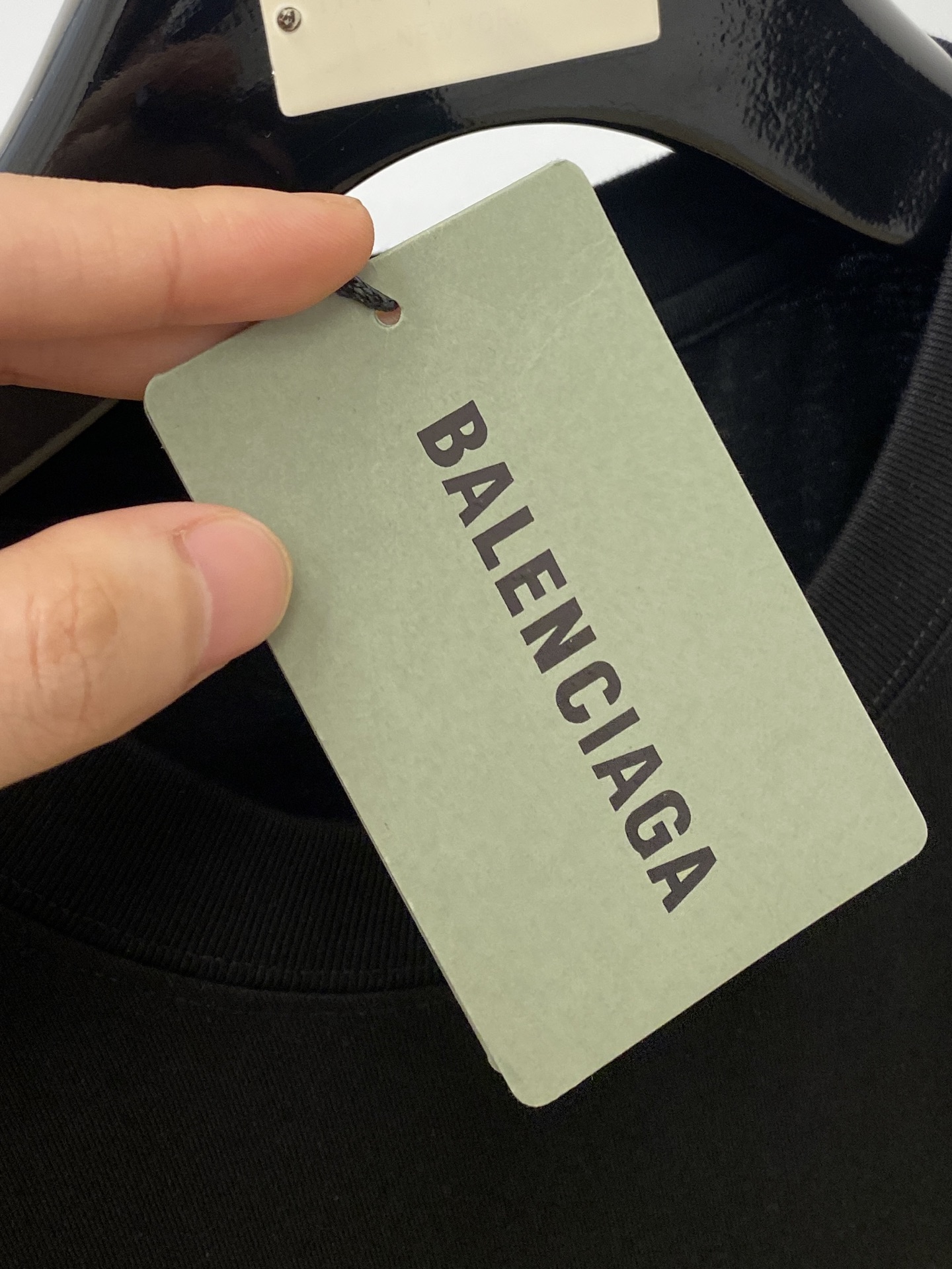 巴黎世家、2025新品短袖T恤，帅气时尚，胸前设计直喷工艺字母logo，简约百搭款。面料棉 不仅挺括，保