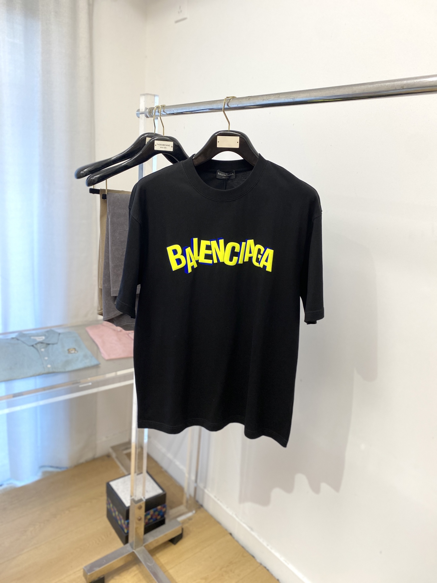 NO:509875,Balenciaga, 2025 new short-sleeved T-shirt, handsome and fashionable, chest design direct spray craft letter logo, simple and versatile style. Fabric cotton is not only crisp, maintains the trendy silhouette, but also comfortable to wear, and the yarn weaving is more delicate, code number M-3XL, balenciaga, T-shirt,tees, t-shirt,alexander wang19860909巴黎世家、2025新品短袖T恤,帅气时尚,胸前设计直喷工艺字母logo,简约百搭款.面料棉 不仅挺括,保持潮流的廓形,又穿着舒适,纱织更细腻,码数M-3XL,,balenciaga,T-shirt,tees，t-shirt,alexander wang,Men's clothing