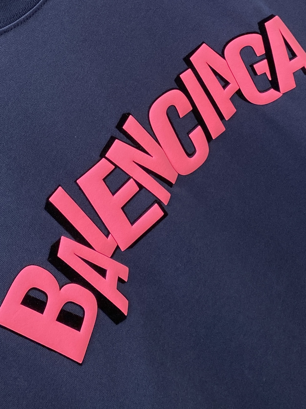 巴黎世家、2025新品短袖T恤，帅气时尚，胸前设计直喷工艺字母logo，简约百搭款。面料棉 不仅挺括，保