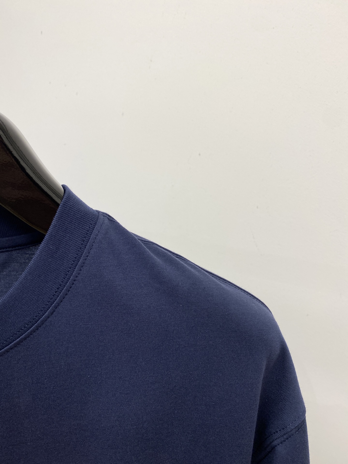 巴黎世家、2025新品短袖T恤，帅气时尚，胸前设计直喷工艺字母logo，简约百搭款。面料棉 不仅挺括，保