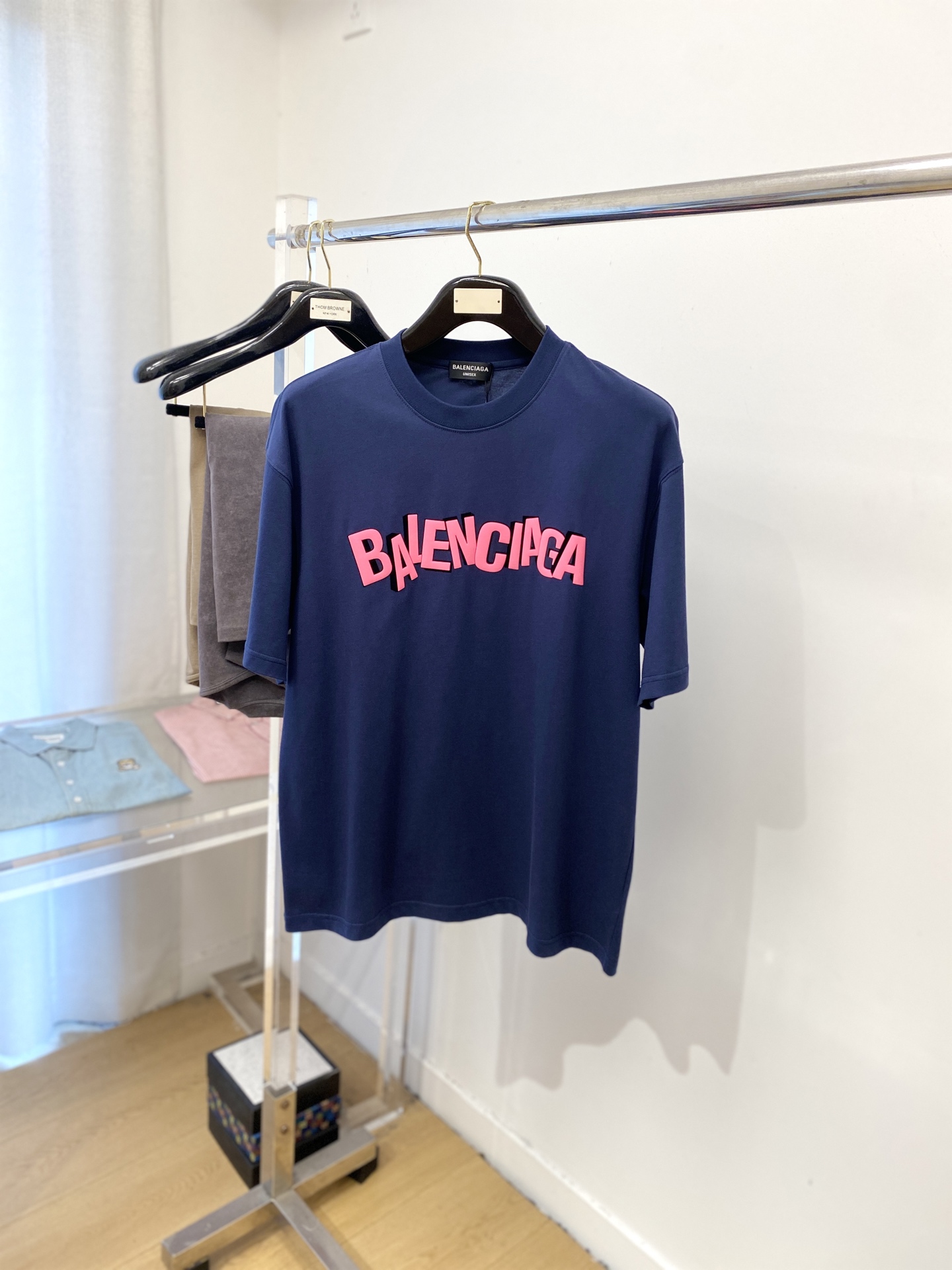 巴黎世家、2025新品短袖T恤，帅气时尚，胸前设计直喷工艺字母logo，简约百搭款。面料棉 不仅挺括，保