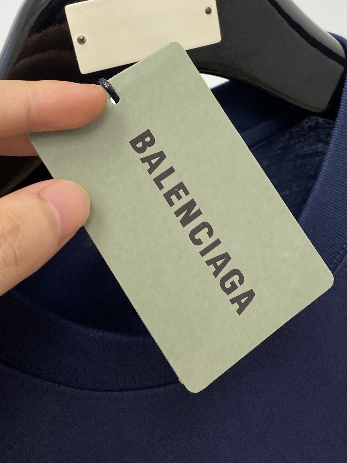 巴黎世家、2025新品短袖T恤，帅气时尚，胸前设计直喷工艺字母logo，简约百搭款。面料棉 不仅挺括，保