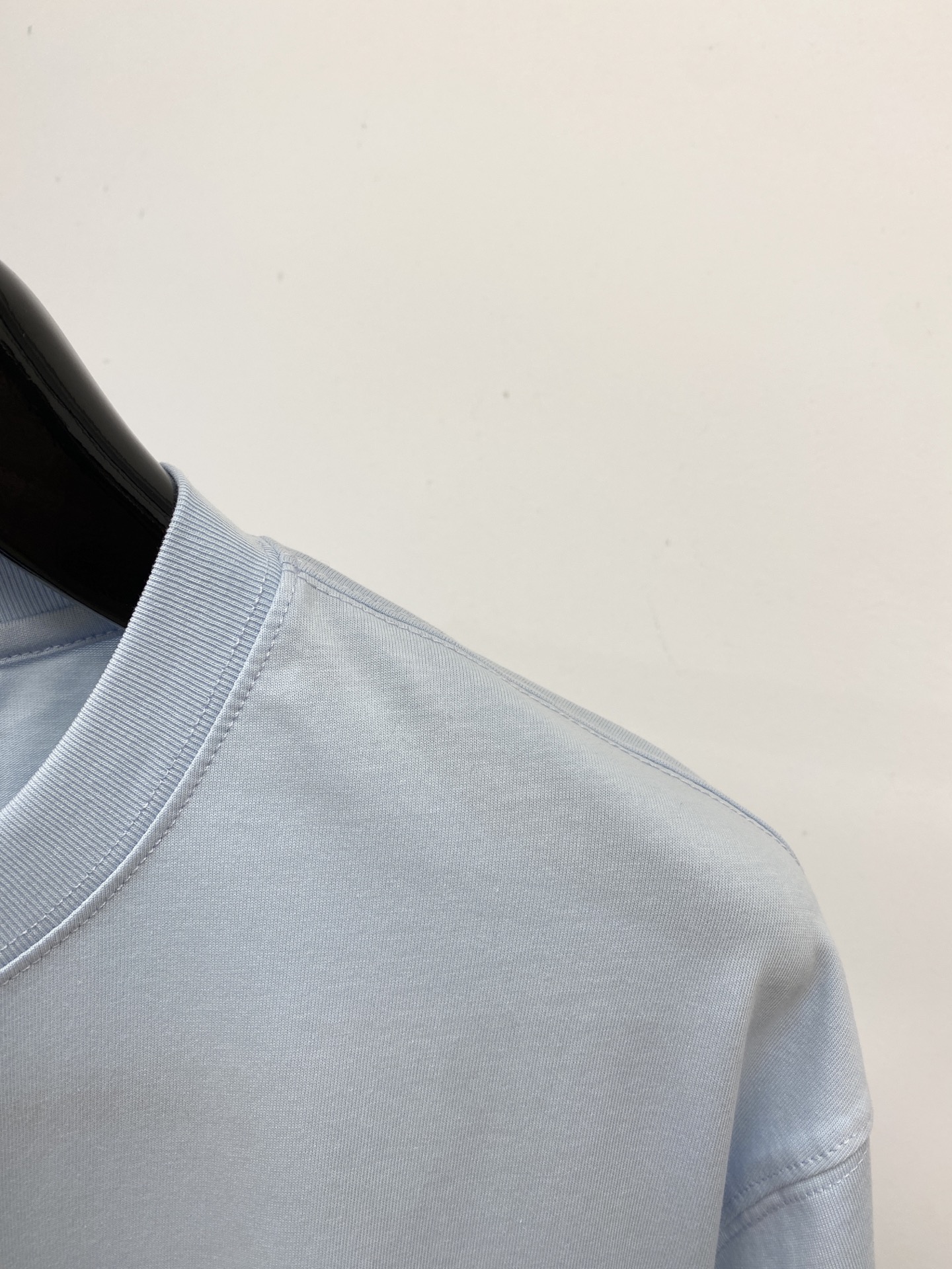 巴黎世家、2025新品短袖T恤，帅气时尚，胸前设计直喷工艺字母logo，简约百搭款。面料棉 不仅挺括，保