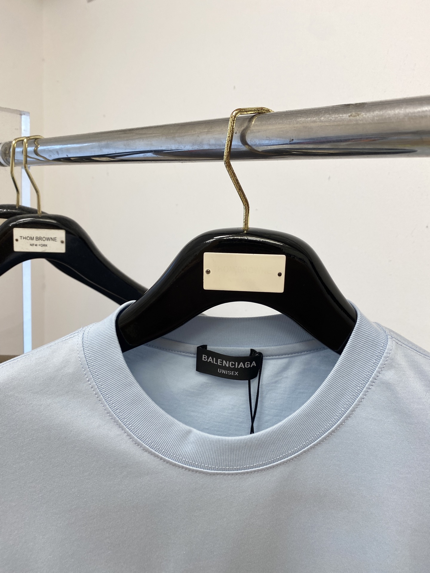 巴黎世家、2025新品短袖T恤，帅气时尚，胸前设计直喷工艺字母logo，简约百搭款。面料棉 不仅挺括，保