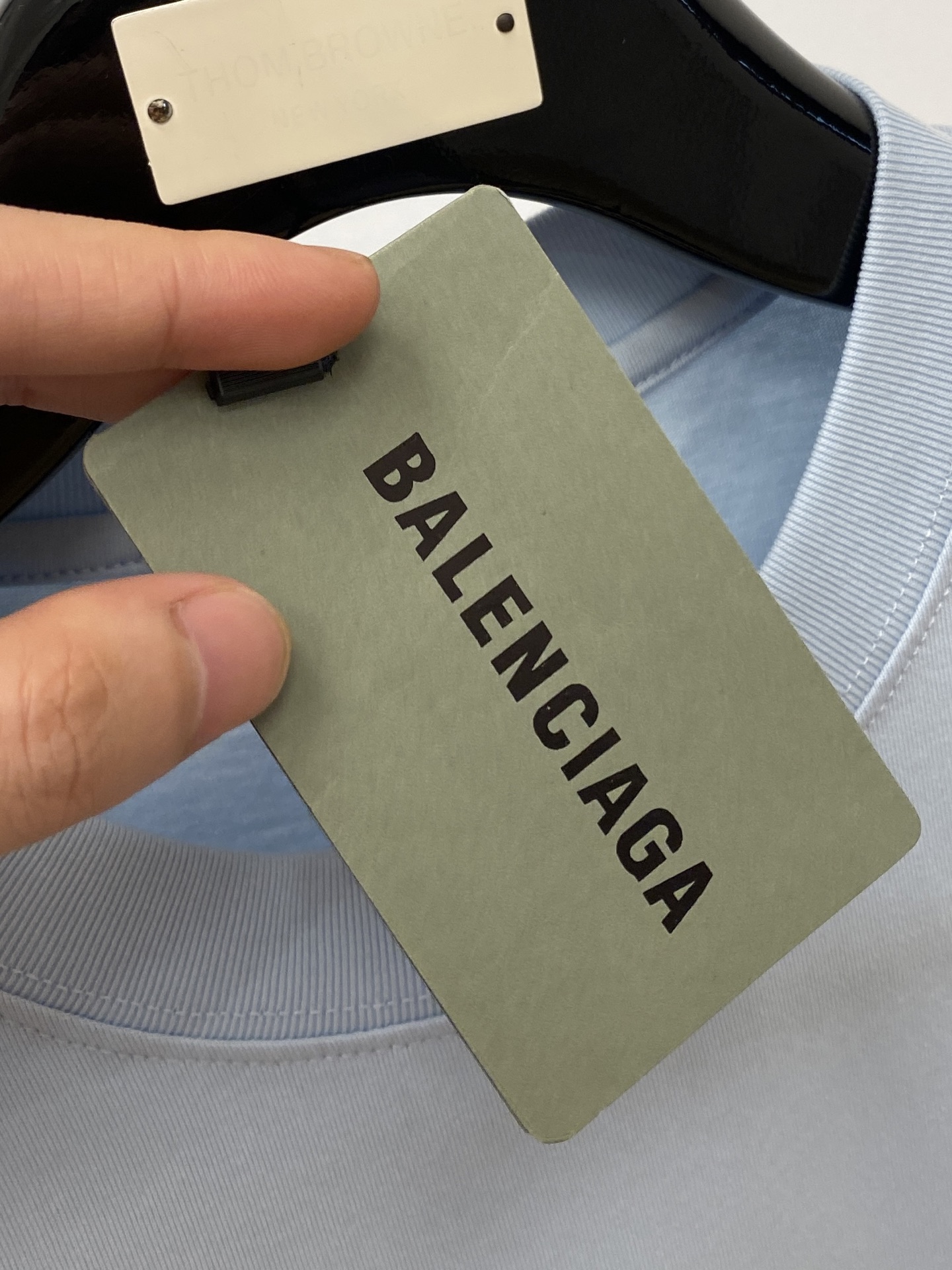 巴黎世家、2025新品短袖T恤，帅气时尚，胸前设计直喷工艺字母logo，简约百搭款。面料棉 不仅挺括，保