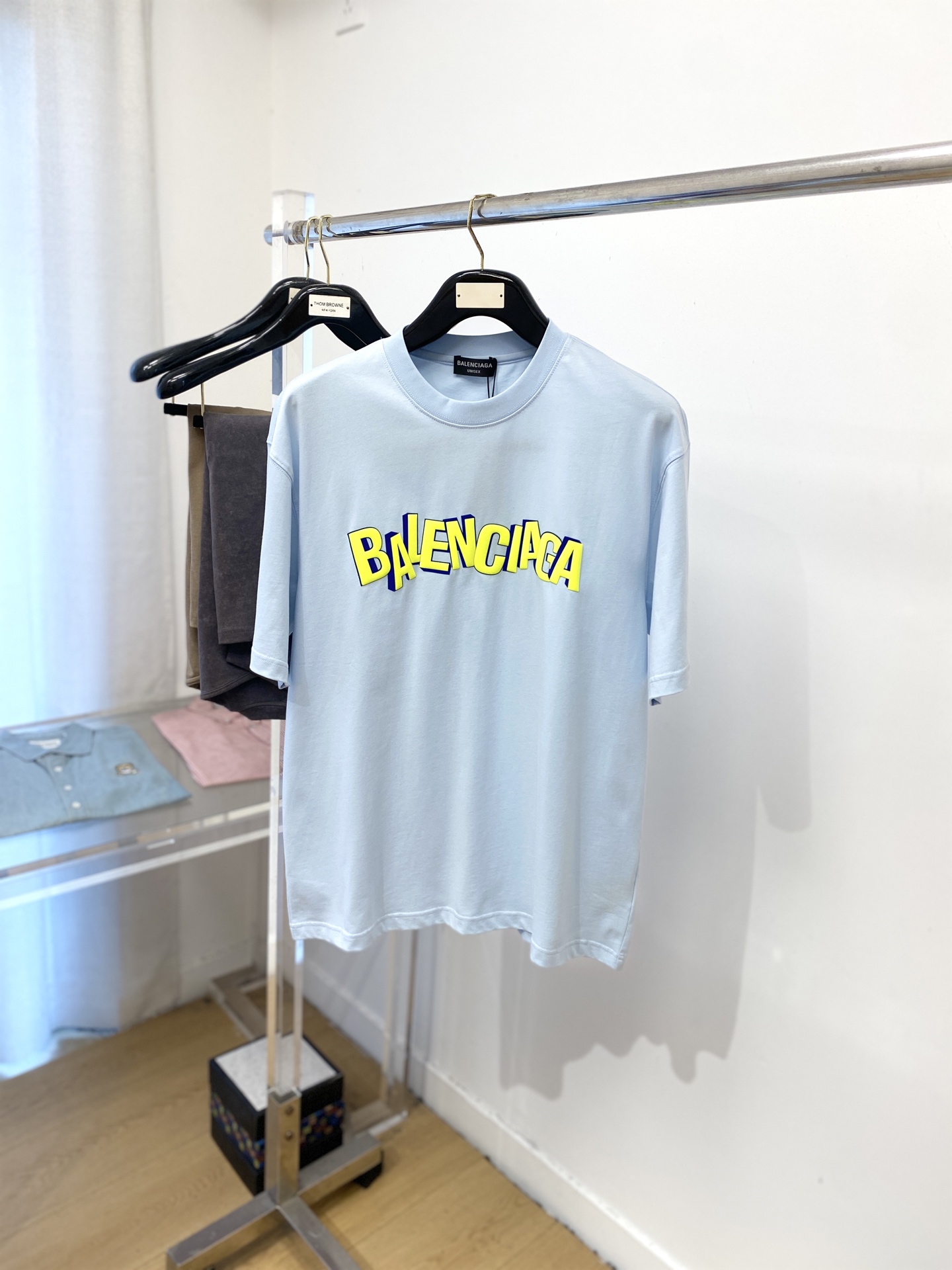 巴黎世家、2025新品短袖T恤，帅气时尚，胸前设计直喷工艺字母logo，简约百搭款。面料棉 不仅挺括，保