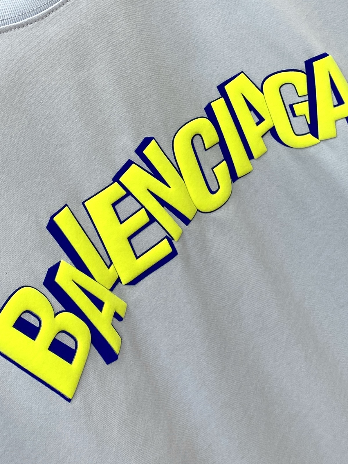 巴黎世家、2025新品短袖T恤，帅气时尚，胸前设计直喷工艺字母logo，简约百搭款。面料棉 不仅挺括，保