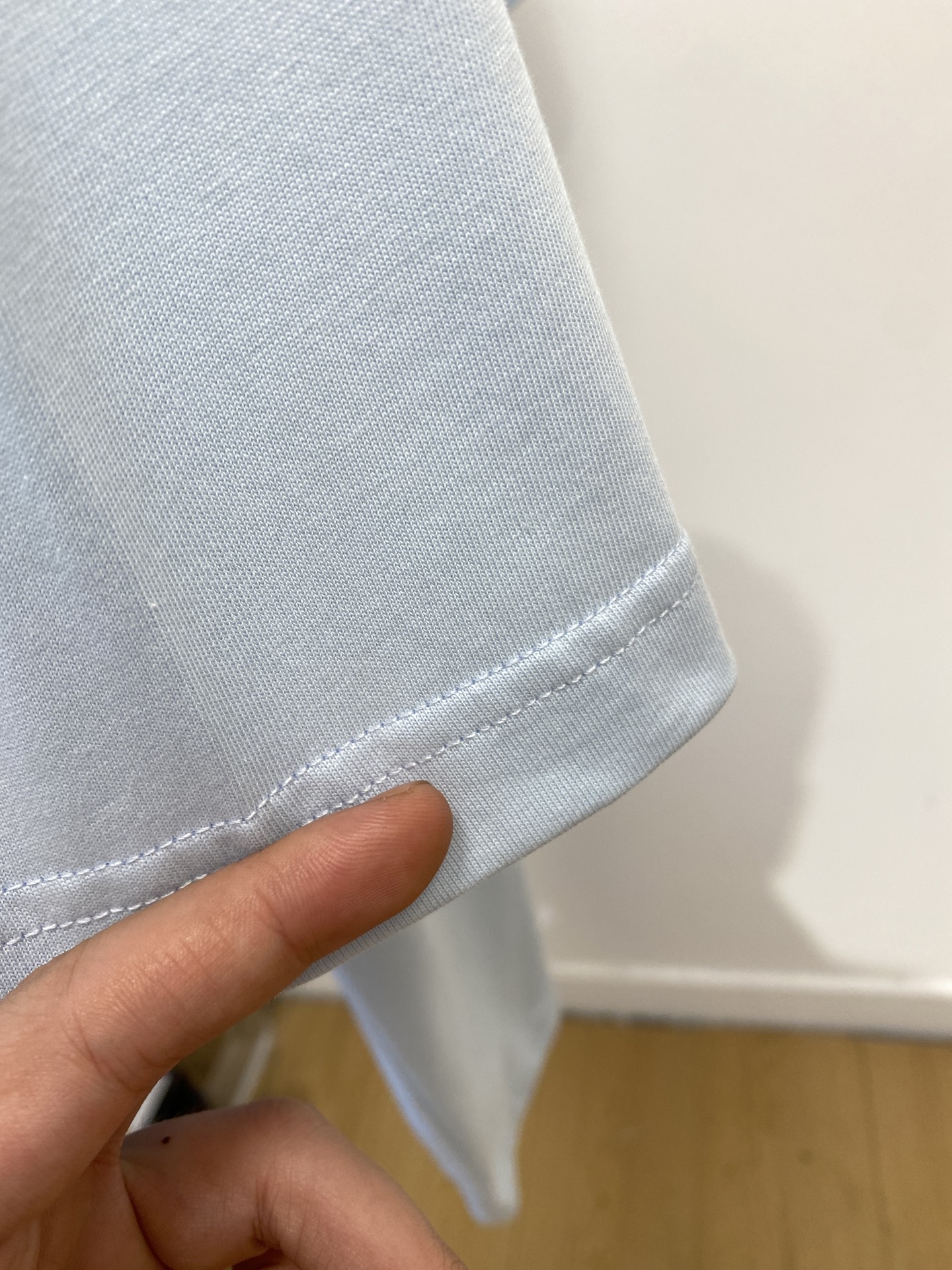 巴黎世家、2025新品短袖T恤，帅气时尚，胸前设计直喷工艺字母logo，简约百搭款。面料棉 不仅挺括，保