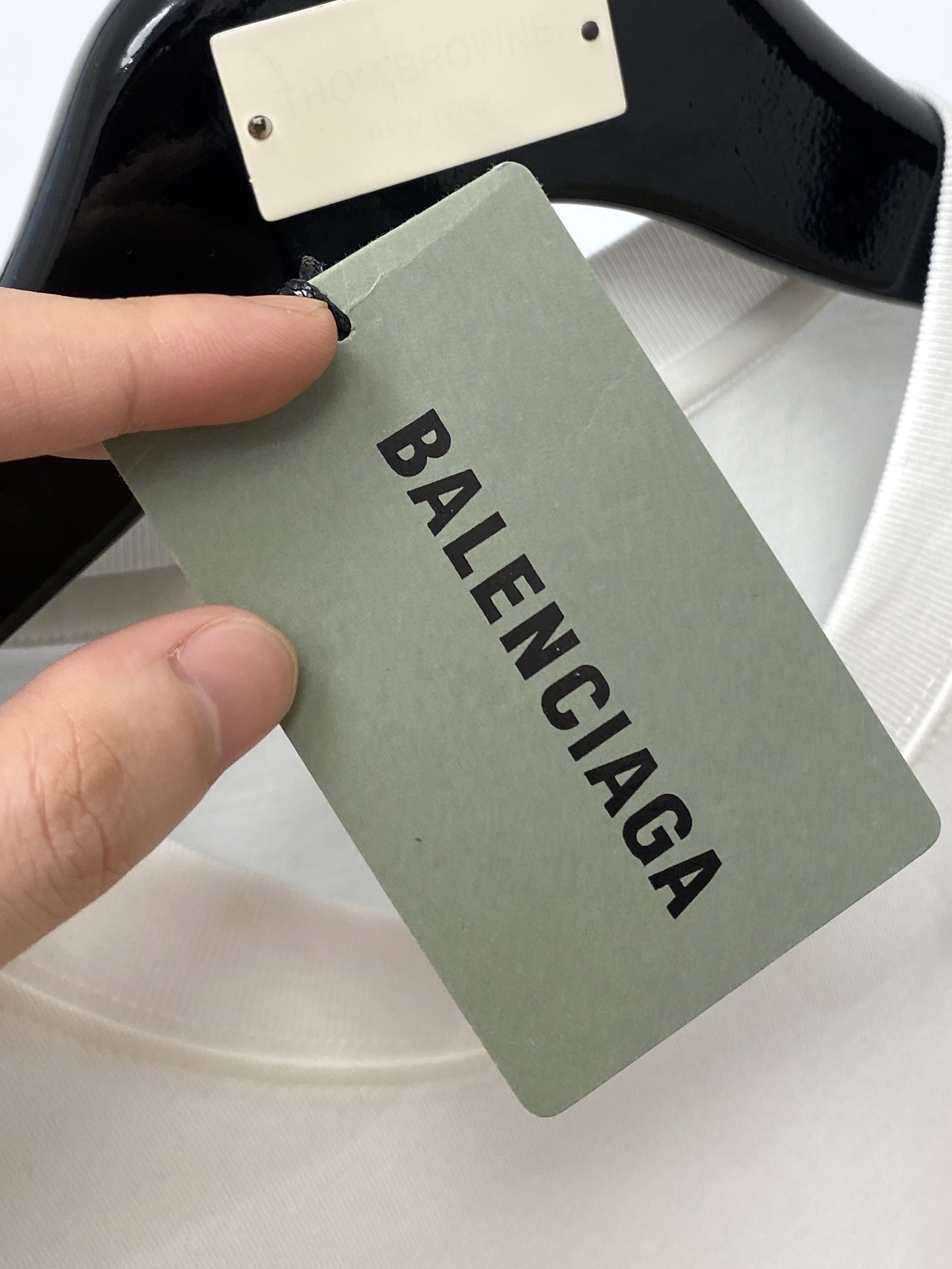 巴黎世家、2025新品短袖T恤，帅气时尚，胸前设计直喷工艺字母logo，简约百搭款。面料棉 不仅挺括，保