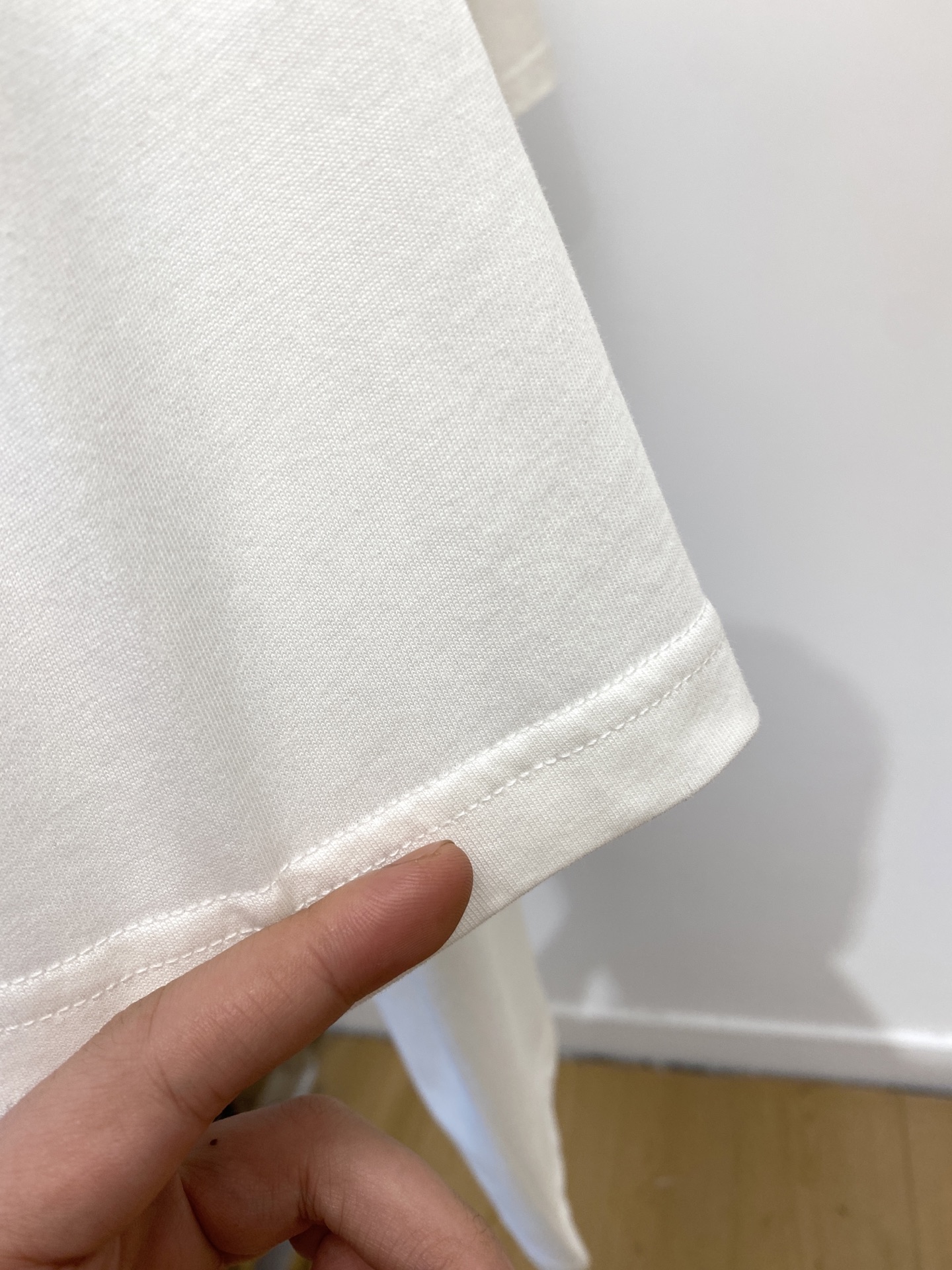 巴黎世家、2025新品短袖T恤，帅气时尚，胸前设计直喷工艺字母logo，简约百搭款。面料棉 不仅挺括，保