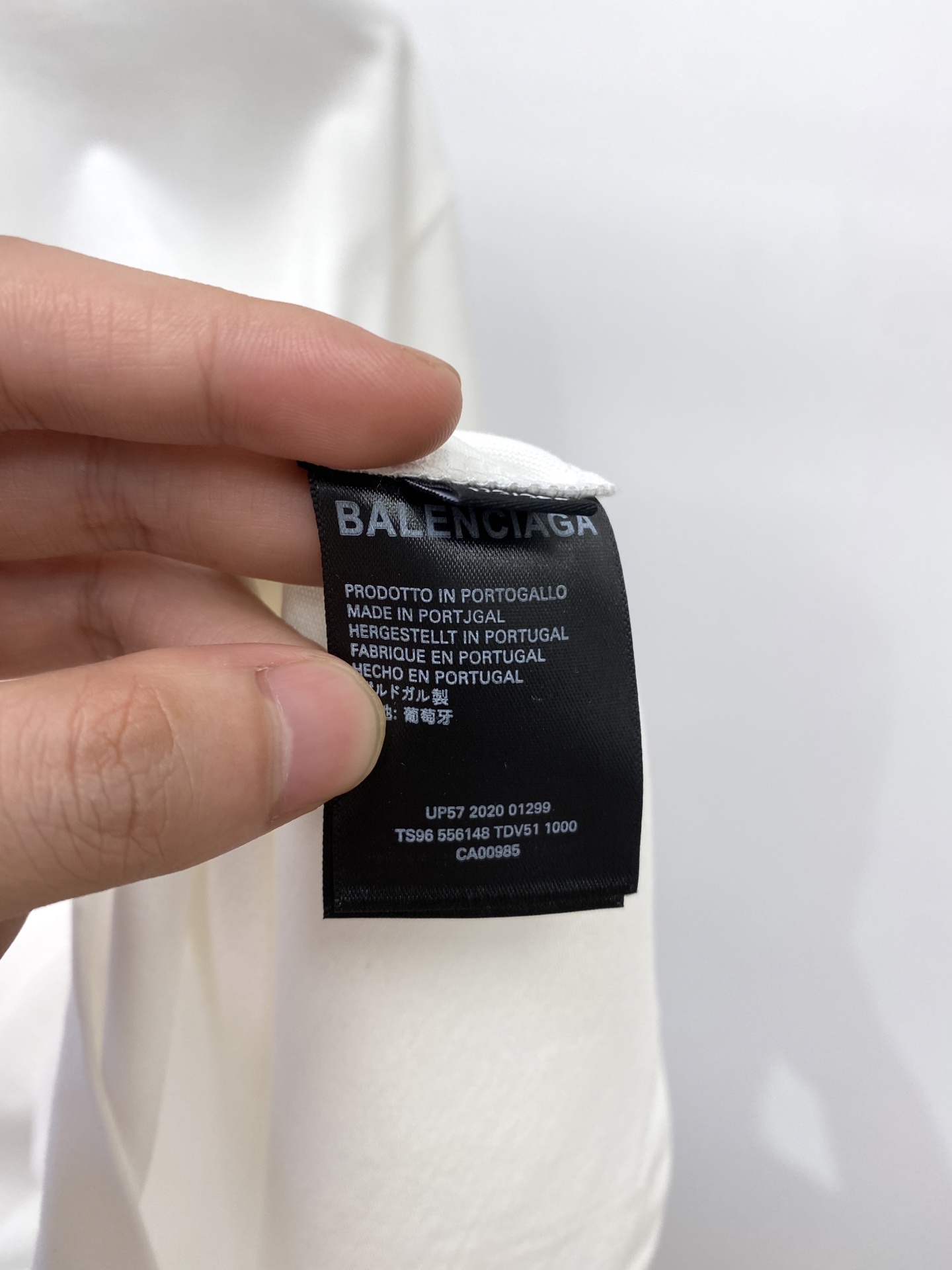 巴黎世家、2025新品短袖T恤，帅气时尚，胸前设计直喷工艺字母logo，简约百搭款。面料棉 不仅挺括，保