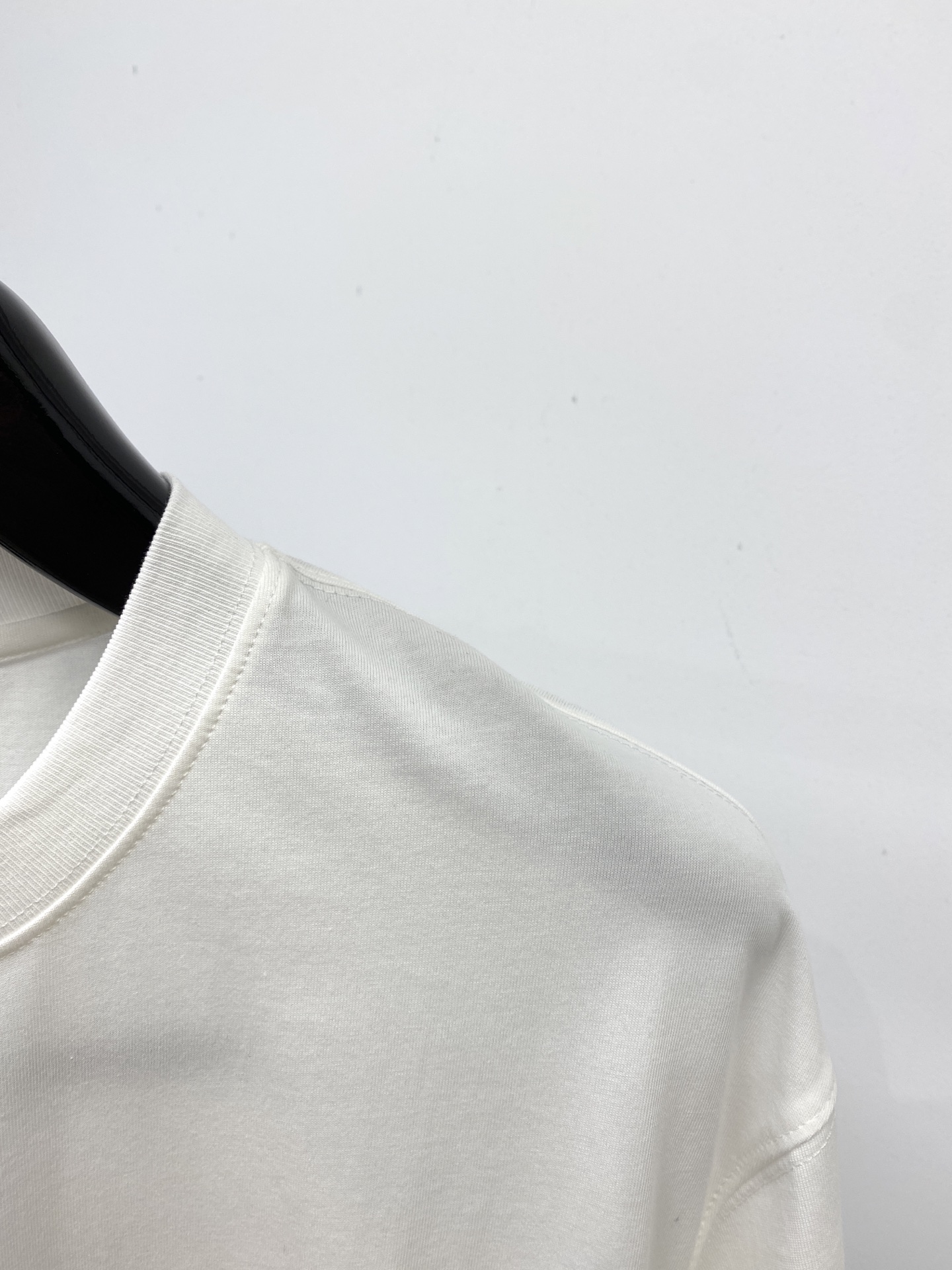 巴黎世家、2025新品短袖T恤，帅气时尚，胸前设计直喷工艺字母logo，简约百搭款。面料棉 不仅挺括，保