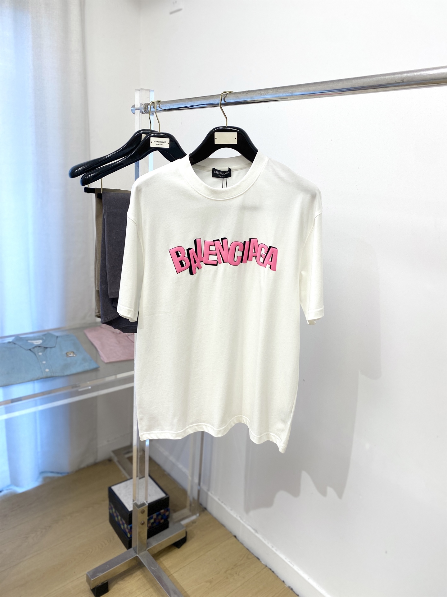 NO:457891,Balenciaga, 2025 new short-sleeved T-shirt, handsome and fashionable, chest design direct spray craft letter logo, simple and versatile style. Fabric cotton is not only crisp, maintains the trendy silhouette, but also comfortable to wear, and the yarn weaving is more delicate, code number M-3XL, balenciaga, T-shirt,tees, t-shirt,alexander wang19860909巴黎世家、2025新品短袖T恤,帅气时尚,胸前设计直喷工艺字母logo,简约百搭款.面料棉 不仅挺括,保持潮流的廓形,又穿着舒适,纱织更细腻,码数M-3XL,,balenciaga,T-shirt,tees，t-shirt,alexander wang,Men's clothing