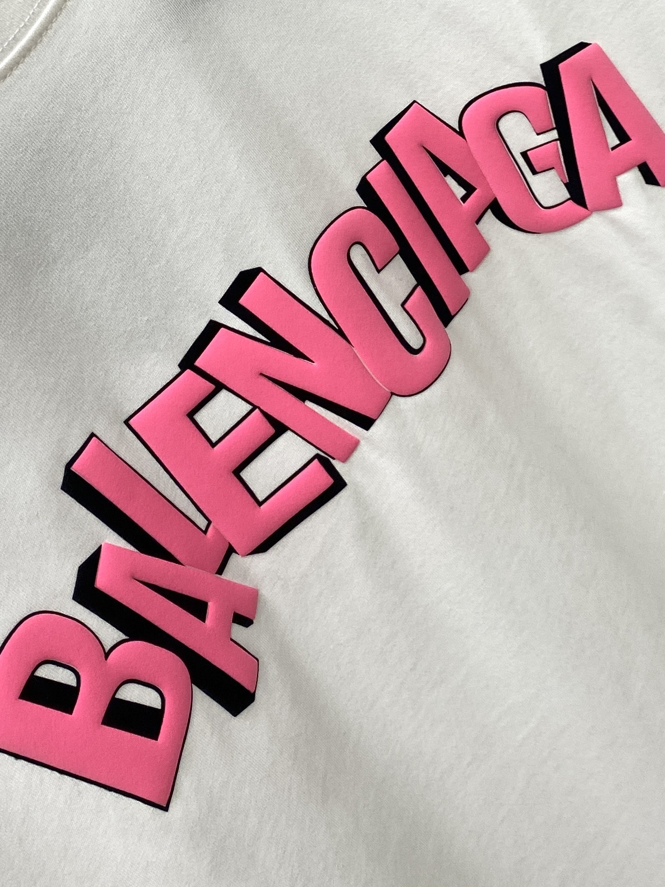 巴黎世家、2025新品短袖T恤，帅气时尚，胸前设计直喷工艺字母logo，简约百搭款。面料棉 不仅挺括，保