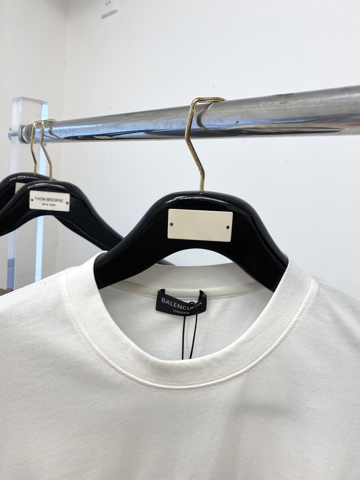 巴黎世家、2025新品短袖T恤，帅气时尚，胸前设计直喷工艺字母logo，简约百搭款。面料棉 不仅挺括，保