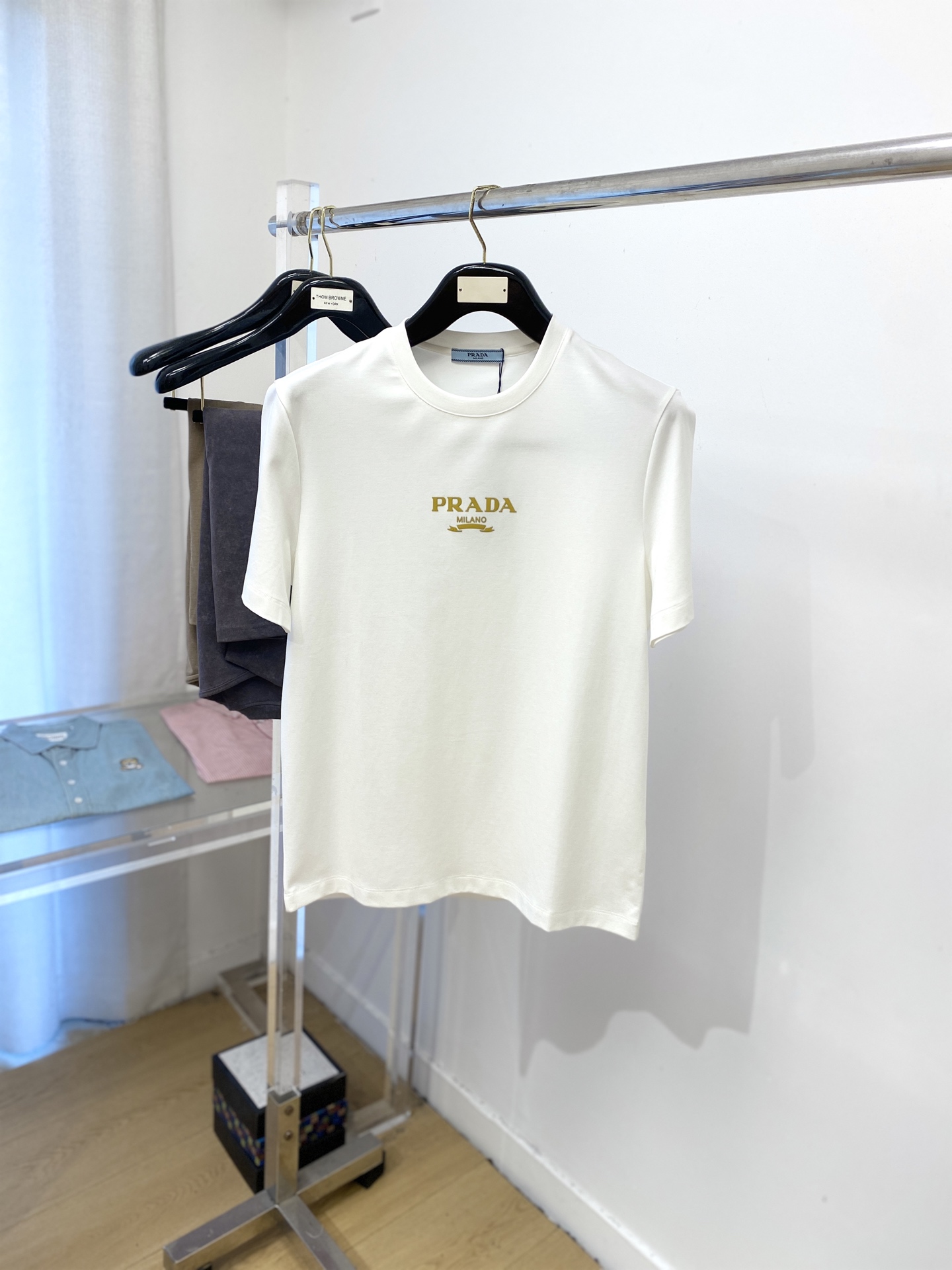 NO:457903,Prada, 2025 new short-sleeved T-shirt, handsome and fashionable, top-grade printed letter logo on the chest, simple and versatile style. Fabric cotton is not only crisp, maintains a fashionable silhouette, but also comfortable to wear, and the yarn is more delicate, the number M-3XL, prada, T-shirt,tees, t-shirt,alexander wang19860909普拉达、2025新品短袖T恤,帅气时尚,胸口顶级印胶字母logo,简约百搭款.面料棉 不仅挺括,保持潮流的廓形,又穿着舒适,纱织更细腻,码数M-3XL,,prada,T-shirt,tees，t-shirt,alexander wang,Men's clothing