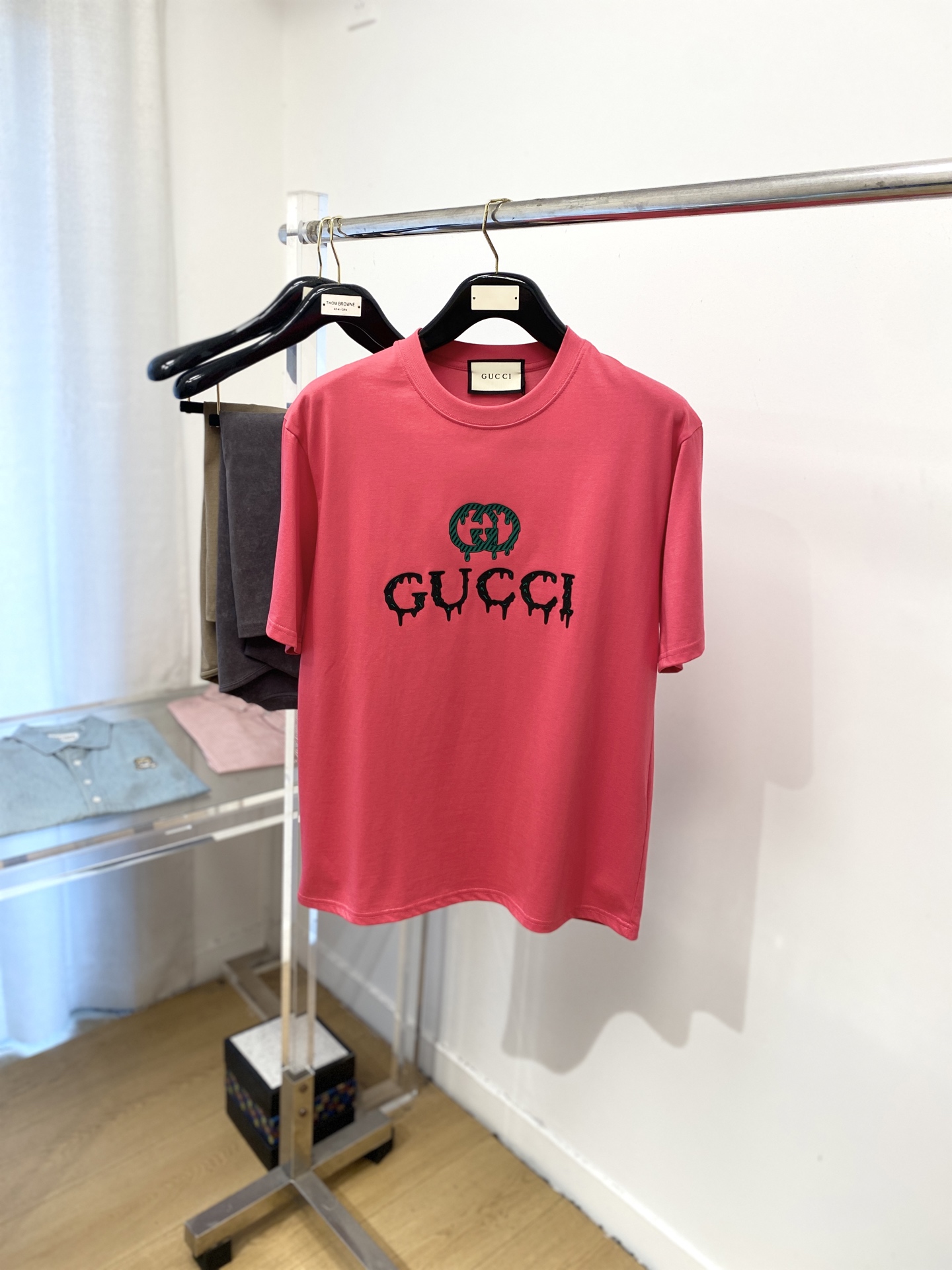 NO:509341,Guqi, 2025 new short-sleeved T-shirt, handsome and fashionable, top printed letter logo on the chest, simple and versatile style. Fabric cotton is not only crisp, maintains a fashionable silhouette, but also comfortable to wear, and the yarn is more delicate, S-XXL, T-shirt,tees, t-shirt,alexander wang19860909古奇、2025新品短袖T恤,帅气时尚,胸前顶级印花字母logo,简约百搭款.面料棉 不仅挺括,保持潮流的廓形,又穿着舒适,纱织更细腻,码数S-XXL,,T-shirt,tees，t-shirt,alexander wang,Men's clothing