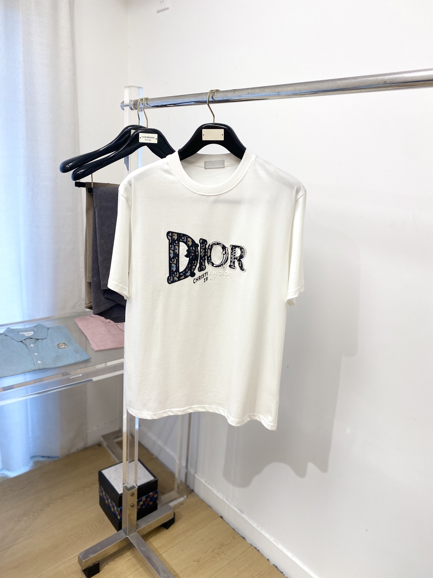 NO:509344,Dior, 2025 new short-sleeved T-shirt, handsome and fashionable, top-grade printed letter logo on the chest, simple and versatile style. Fabric cotton is not only crisp, maintains the trendy silhouette, but also comfortable to wear, and the yarn is more delicate, S-XXL,,dior,T-shirt,tees,t-shirt,alexander wang19860909迪奥、2025新品短袖T恤,帅气时尚,胸前顶级印胶字母logo,简约百搭款.面料棉 不仅挺括,保持潮流的廓形,又穿着舒适,纱织更细腻,码数S-XXL,,dior,T-shirt,tees，t-shirt,alexander wang,Men's clothing