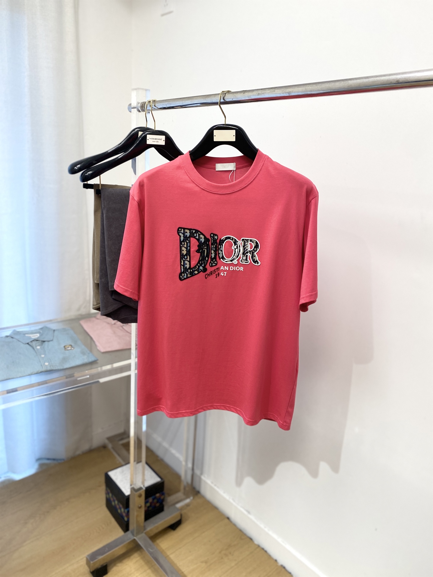NO:509347,Dior, 2025 new short-sleeved T-shirt, handsome and fashionable, top-grade printed letter logo on the chest, simple and versatile style. Fabric cotton is not only crisp, maintains the trendy silhouette, but also comfortable to wear, and the yarn is more delicate, S-XXL, dior, loro piana, T-shirt, tees, t-shirt, alexander wang19860909迪奥、2025新品短袖T恤,帅气时尚,胸前顶级印胶字母logo,简约百搭款.面料棉 不仅挺括,保持潮流的廓形,又穿着舒适,纱织更细腻,码数S-XXL,,dior,loro piana,T-shirt,tees，t-shirt,alexander wang,Men's clothing