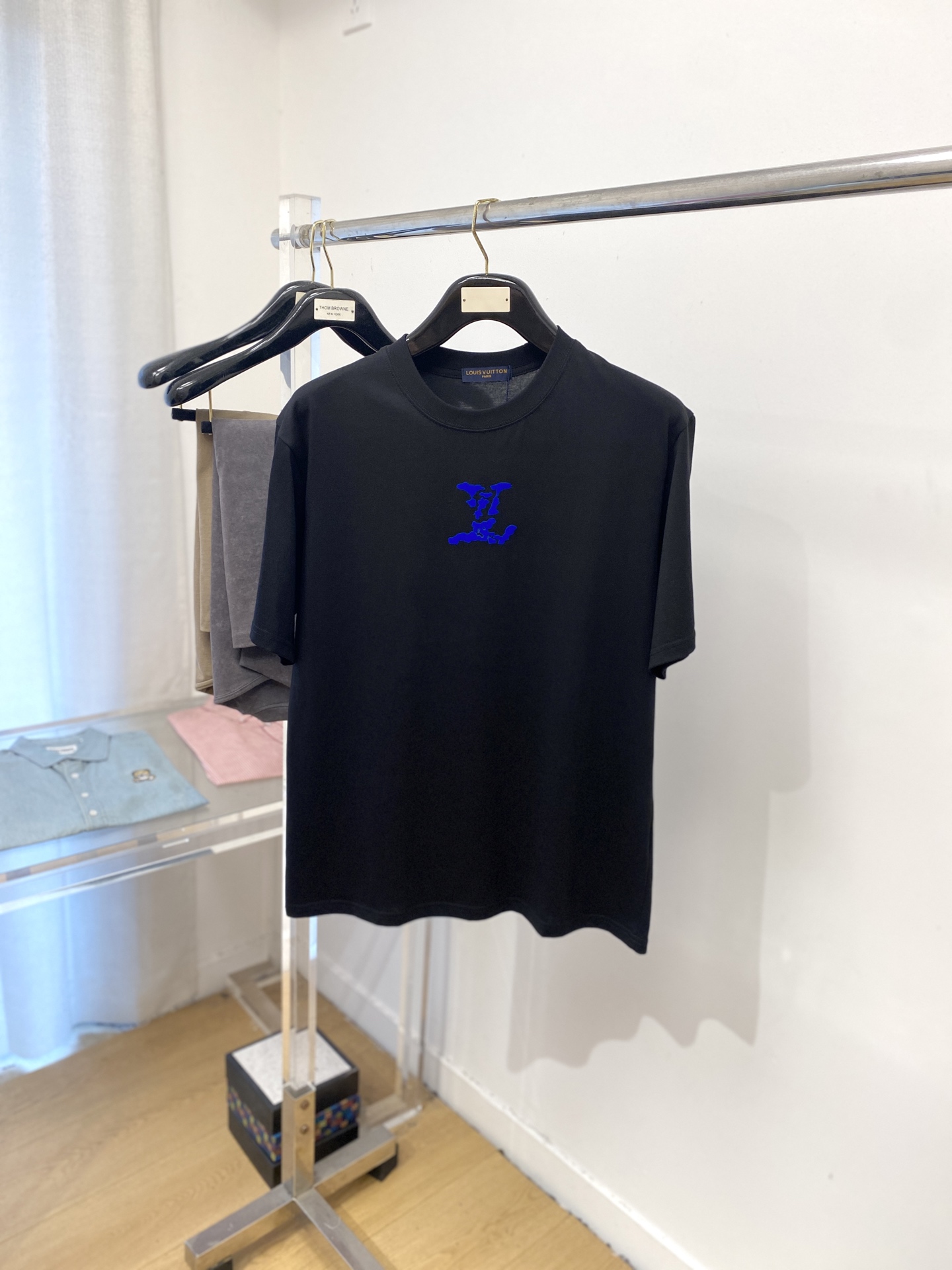 NO:492769,Louis Vuitton, 2025 new short-sleeved T-shirt, handsome and fashionable, top-grade printed letter logo on the chest, simple and versatile style. Fabric cotton is not only crisp, maintains the trendy silhouette, and is also comfortable to wear, with more delicate yarn. S-XXL,,louis vuitton,loro piana,T-shirt,tees,t-shirt,alexander wang19860909路易威登、2025新品短袖T恤,帅气时尚,胸前顶级印胶字母logo,简约百搭款.面料棉 不仅挺括,保持潮流的廓形,又穿着舒适,纱织更细腻,码数S-XXL,,louis vuitton,loro piana,T-shirt,tees，t-shirt,alexander wang,Men's clothing