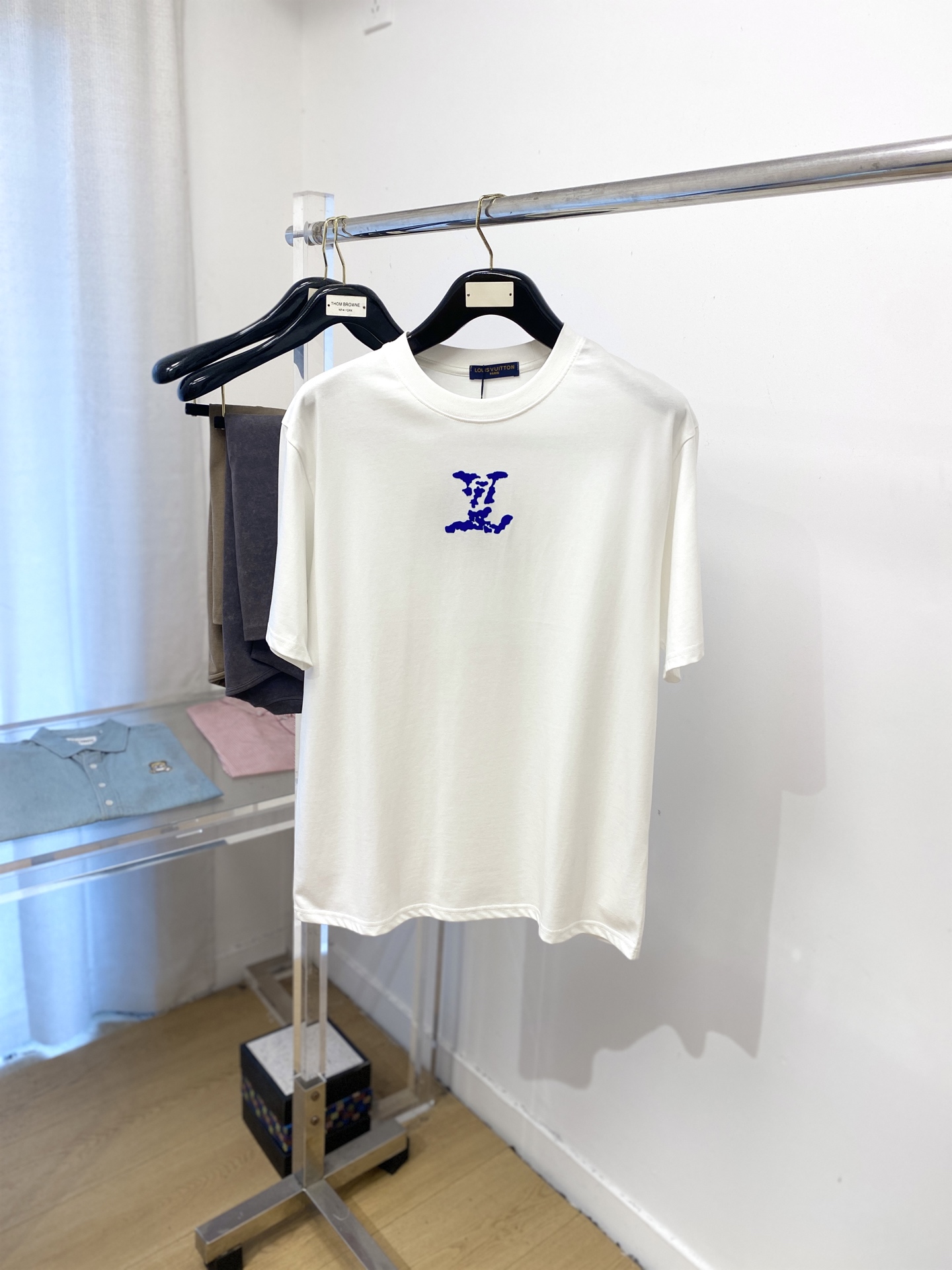 NO:509350,Louis Vuitton, 2025 new short-sleeved T-shirt, handsome and fashionable, top-grade printed letter logo on the chest, simple and versatile style. Fabric cotton is not only crisp, maintains the trendy silhouette, and is also comfortable to wear, and the yarn is more delicate, S-XXL,,louis vuitton,loro piana,T-shirt,tees,t-shirt,alexander wang19860909路易威登、2025新品短袖T恤,帅气时尚,胸前顶级印胶字母logo,简约百搭款.面料棉 不仅挺括,保持潮流的廓形,又穿着舒适,纱织更细腻,码数S-XXL,,louis vuitton,loro piana,T-shirt,tees，t-shirt,alexander wang,Men's clothing
