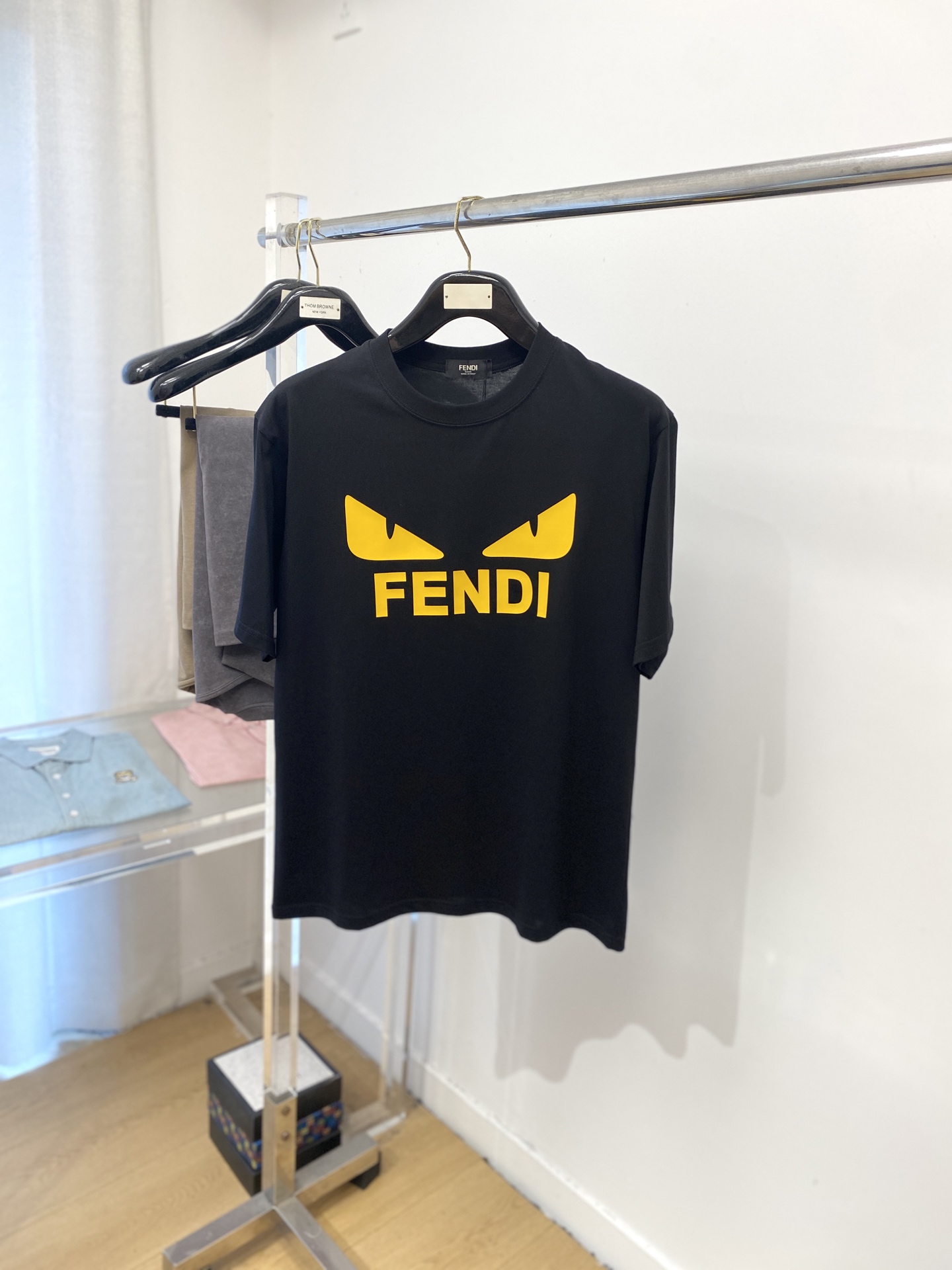 NO:492764,Fendi, 2025 new short-sleeved T-shirt, handsome and fashionable, top-grade glue-printed letter logo on the chest, simple and versatile style. Fabric cotton is not only crisp, maintains a fashionable silhouette, but also comfortable to wear, and the yarn is more delicate, S-XXL, fendi, loro piana, T-shirt, tees, t-shirt, alexander wang19860909芬迪、2025新品短袖T恤,帅气时尚,胸前顶级印胶图案字母logo,简约百搭款.面料棉 不仅挺括,保持潮流的廓形,又穿着舒适,纱织更细腻,码数S-XXL,,fendi,loro piana,T-shirt,tees，t-shirt,alexander wang,Men's clothing