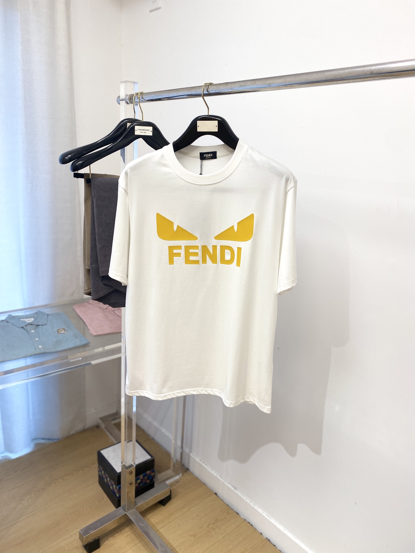 NO:509353,Fendi, 2025 new short-sleeved T-shirt, handsome and fashionable, top-grade glue-printed letter logo on the chest, simple and versatile style. Fabric cotton is not only crisp, maintains a fashionable silhouette, but also comfortable to wear, and the yarn is more delicate, S-XXL, fendi, loro piana, T-shirt, tees, t-shirt, alexander wang19860909芬迪、2025新品短袖T恤,帅气时尚,胸前顶级印胶图案字母logo,简约百搭款.面料棉 不仅挺括,保持潮流的廓形,又穿着舒适,纱织更细腻,码数S-XXL,,fendi,loro piana,T-shirt,tees，t-shirt,alexander wang,Men's clothing