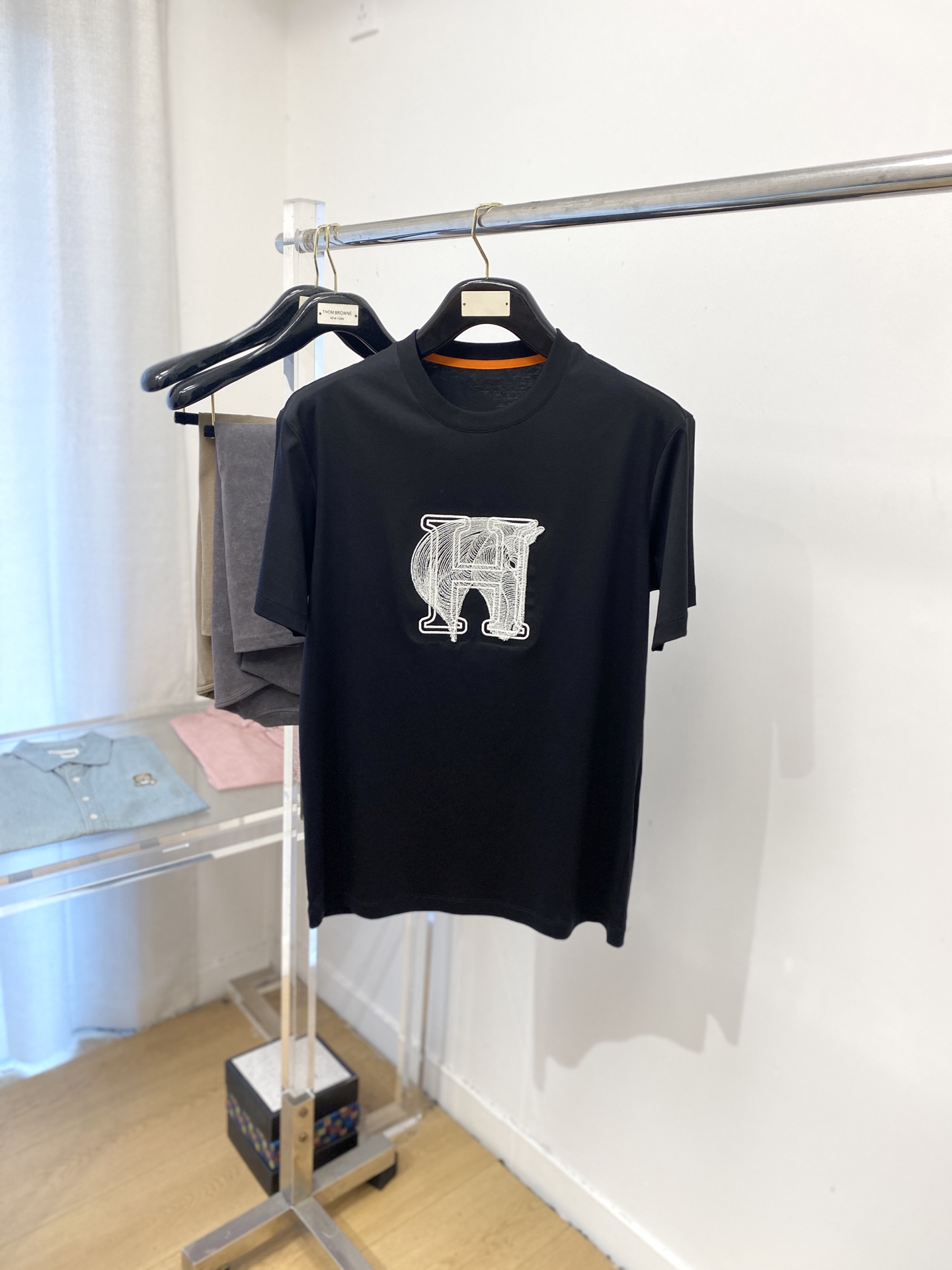 NO:492758,Hermes, 2025 new short-sleeved T-shirt, handsome and fashionable, exquisite embroidered pattern logo on the chest, simple and versatile style. Fabric cotton is not only crisp, maintains a fashionable silhouette, but also comfortable to wear, and the yarn is more delicate, the number M-3XL, hermes, loro piana, T-shirt, tees, t-shirt, alexander wang19860909爱马仕、2025新品短袖T恤,帅气时尚,胸前精致刺绣图案logo,简约百搭款.面料棉 不仅挺括,保持潮流的廓形,又穿着舒适,纱织更细腻,码数M-3XL,,hermes,loro piana,T-shirt,tees，t-shirt,alexander wang,Men's clothing