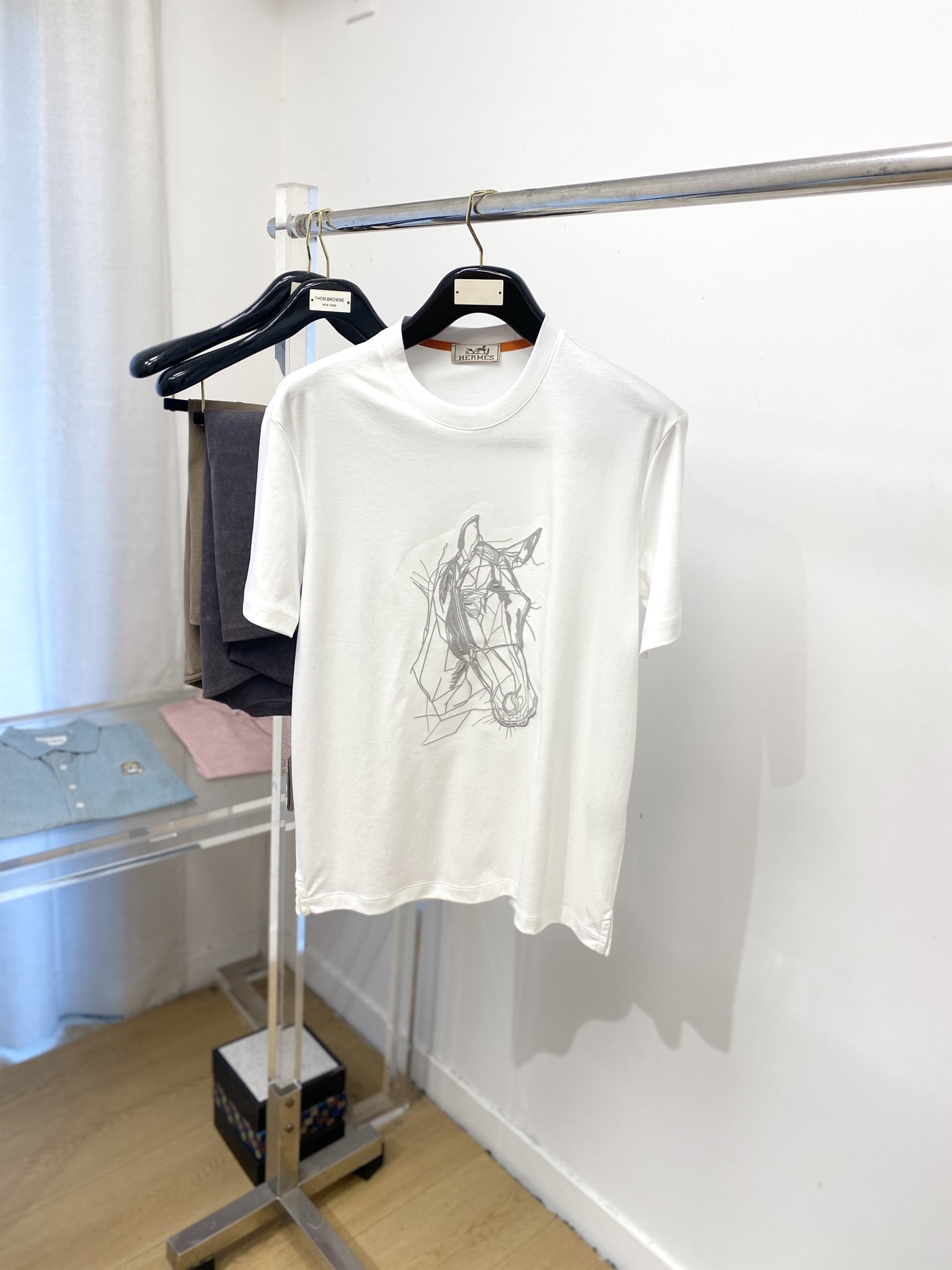 NO:509356,Hermes, 2025 new short-sleeved T-shirt, handsome and fashionable, exquisite embroidered pattern logo on the chest, simple and versatile style. Fabric cotton is not only crisp, maintains the trendy silhouette, and is also comfortable to wear, and the yarn is more delicate, the number M-3XL, hermes, loro piana, T-shirt, tees, t-shirt, alexander wang19860909爱马仕、2025新品短袖T恤,帅气时尚,胸前精致刺绣图案logo,简约百搭款.面料棉 不仅挺括,保持潮流的廓形,又穿着舒适,纱织更细腻,码数M-3XL,,hermes,loro piana,T-shirt,tees，t-shirt,alexander wang,Men's clothing